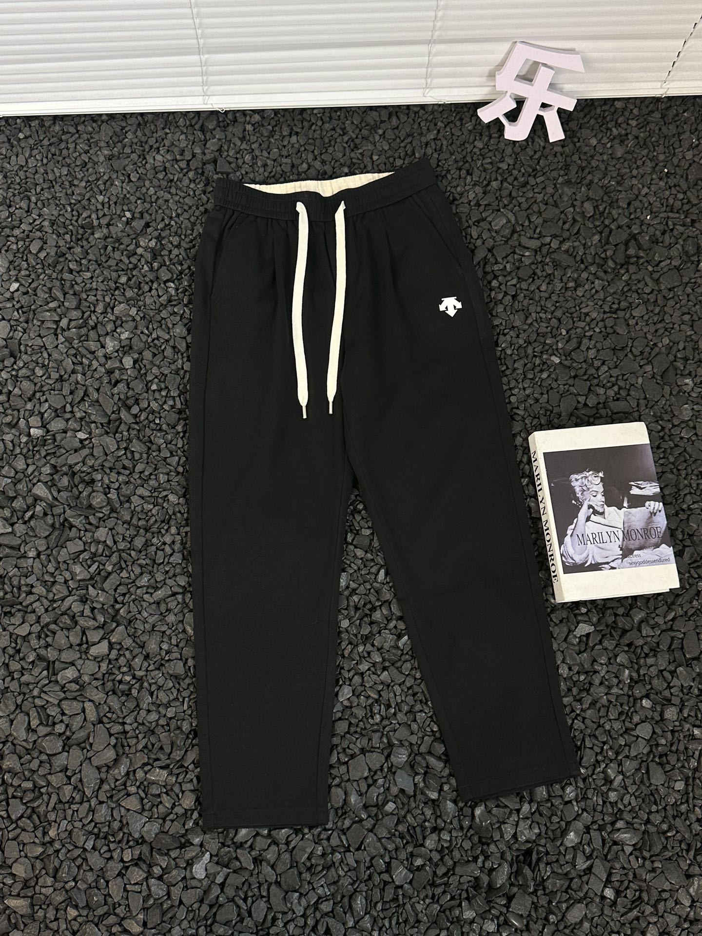 💰140
- DESCENTE/迪桑特 24ss春夏款户外休闲直筒裤纯色松紧长裤 -
应季轻薄丝滑长裤,优选版型,无敌好长裤!!定制冰丝涤纶锦纶符合年面料,爽滑柔软同时透气舒适!!左下口袋处有品牌标识硅胶logo,简简单单 搭配松紧腰抽绳!认准印花原版包装袋!内里全包边隐藏式车线,干净漂亮 !面料厚实,上身很舒适!
型男搭配出街,绝对是炸翻全场✔经典永远是经典,原样打版,这个款真的是简单却高级!8800125
颜色:黑色 灰色 卡其色 米色
尺码:M-4XL
M 腰围72 臀围104 裤长98 适合90-120斤
L 腰围75 臀围108 裤长99 适合120-140斤
XL 腰围78 臀围112 裤长100 适合140-160斤
2XL 腰围81 臀围116 裤长101 适合160-180斤
3XL 腰围84 臀围120 裤长102 适合180-200
4XL 腰围87 臀围124 裤长103 适合200-220
数据仅供参考,请根据自己穿着习惯选购,人工测量存在1-3cm左右误差