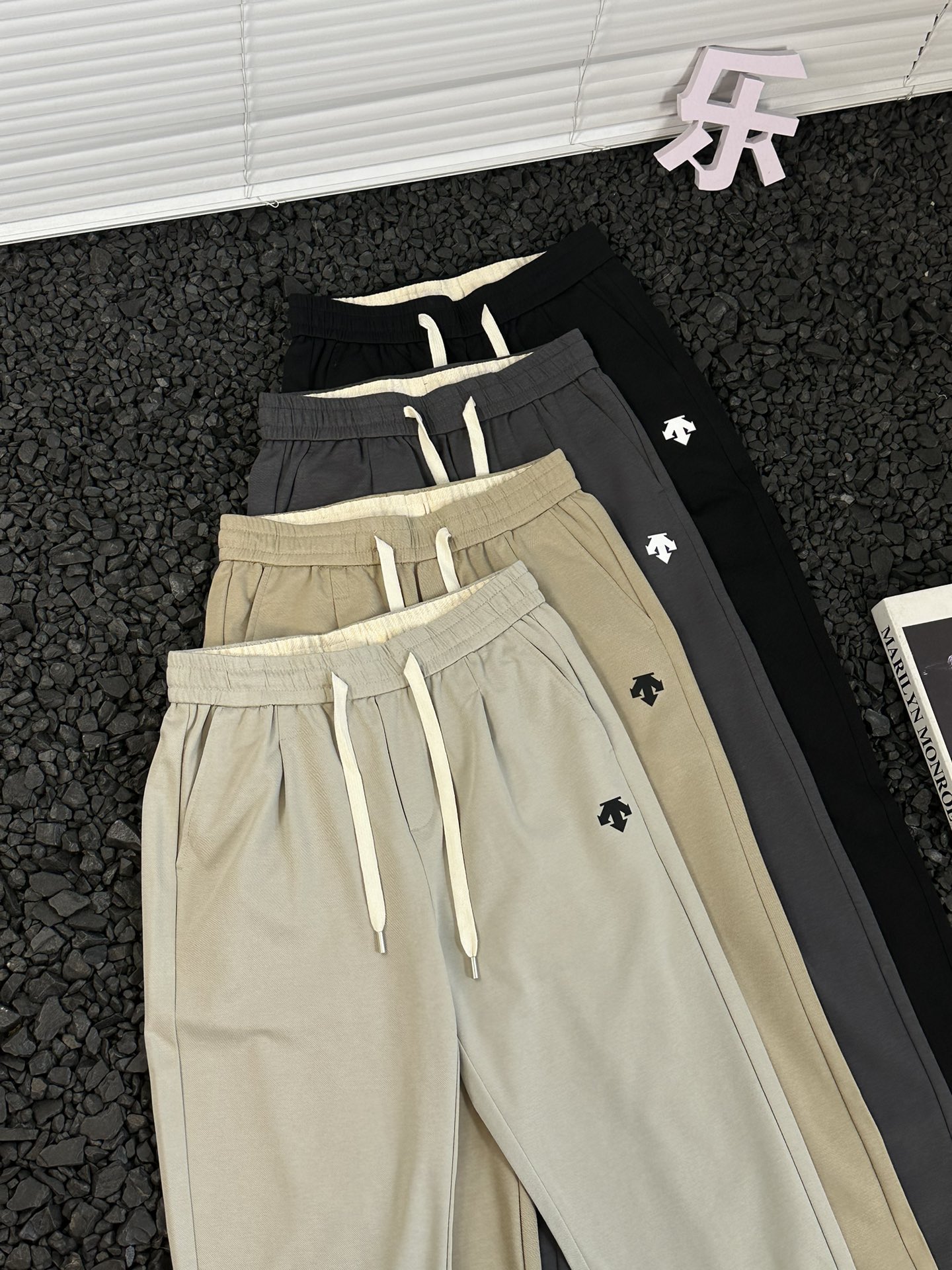 💰140
- DESCENTE/迪桑特 24ss春夏款户外休闲直筒裤纯色松紧长裤 -
应季轻薄丝滑长裤,优选版型,无敌好长裤!!定制冰丝涤纶锦纶符合年面料,爽滑柔软同时透气舒适!!左下口袋处有品牌标识硅胶logo,简简单单 搭配松紧腰抽绳!认准印花原版包装袋!内里全包边隐藏式车线,干净漂亮 !面料厚实,上身很舒适!
型男搭配出街,绝对是炸翻全场✔经典永远是经典,原样打版,这个款真的是简单却高级!8800125
颜色:黑色 灰色 卡其色 米色
尺码:M-4XL
M 腰围72 臀围104 裤长98 适合90-120斤
L 腰围75 臀围108 裤长99 适合120-140斤
XL 腰围78 臀围112 裤长100 适合140-160斤
2XL 腰围81 臀围116 裤长101 适合160-180斤
3XL 腰围84 臀围120 裤长102 适合180-200
4XL 腰围87 臀围124 裤长103 适合200-220
数据仅供参考,请根据自己穿着习惯选购,人工测量存在1-3cm左右误差