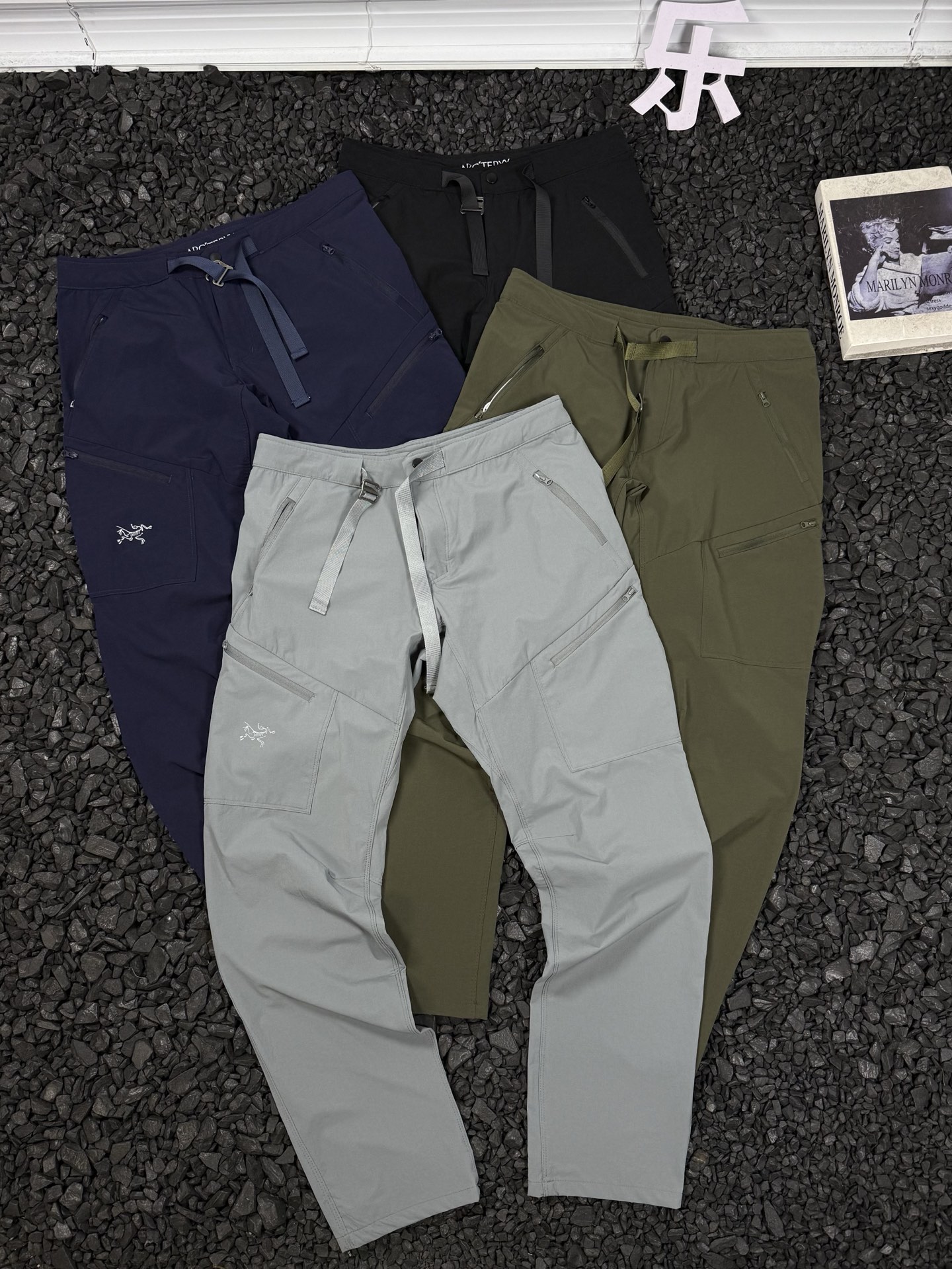 Arcteryx始祖鸟纯色腰带拉链中腰直筒休闲裤 男女同款 - 热爱户外运动的你,一定不能错过Arcteryx始祖鸟这款纯色休闲裤.它简直是为户外探险量身定制! 专业的吸汗透气面料,是始祖鸟的匠心所在.当你在山林中徒步,或是在城市街头慢跑,身上的汗水能迅速被吸收并排出,始终保持干爽舒适,完全没有黏腻感.中腰直筒的版型,活动自如无束缚,无论是高难度的攀岩动作,还是简单的伸展运动,它都能完美适配. 腰带拉链设计别出心裁,不仅实用,还增添了时尚感.男女同款的设定,情侣一起穿,默契十足,轻松成为户外的亮丽风景线,还能满足不同身材的需求.百搭属性更是一绝,搭配始祖鸟专业户外上衣,或是日常休闲T恤,都毫无违和感,轻松应对各种场合. 颜色:黑色 藏青 绿色 灰色 腰围 臀围 裤长 脚围 M 38.5 100 100 17.5 L 41 105 101.5 18 XL 43.5 110 103 18.5 2XL 46 115 104 19 3XL 48.5 120 105 19.5