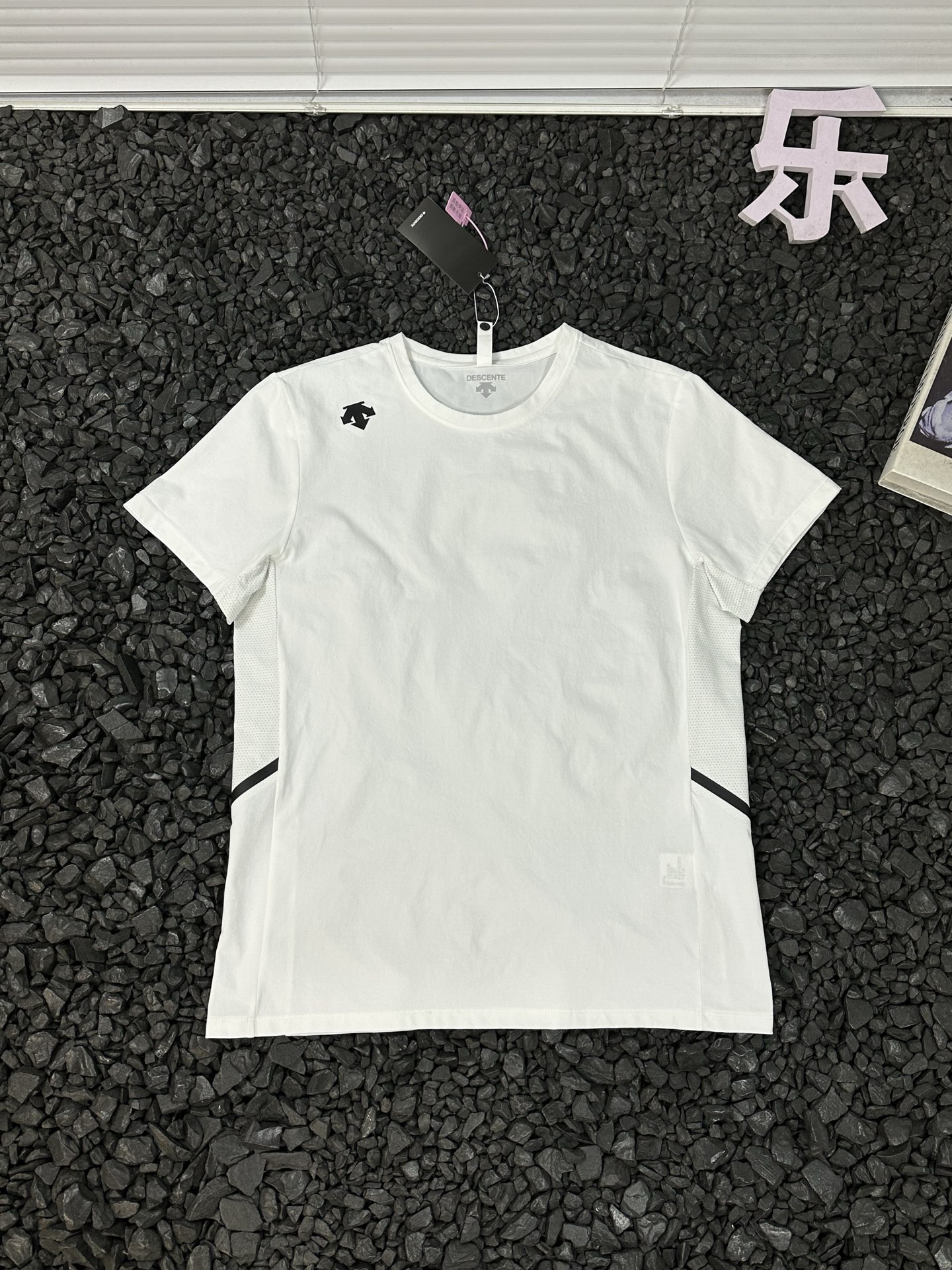 💰105
- DESCENTE迪桑特男女同款印花logo纯色简约时尚短袖户外运动吸汗休闲薄款透气速干T恤针织衫 -
迪桑特DESCENTE短袖T恤,以极致工艺与高端材质,重新定义运动穿搭标准!精选高品质针织面料,经特殊工艺处理,不仅吸湿速干性能出众,更具备出色的抗起球、抗变形能力,多次洗涤依然保持挺括质感。立体剪裁结合人体工学设计,贴合身体曲线,运动时减少摩擦,日常穿着更舒适自在。
简约纯色外观搭配精致品牌logo,低调中彰显硬核专业感,男女同款版型适配所有穿搭风格。领口加固处理,久穿不易变形;侧边隐形透气孔设计,进一步提升散热效果。无论是专业运动员的训练需求,还是户外爱好者的探险之旅,这款T恤都能以卓越性能与经典设计,成为你衣橱里的必备单品,释放运动与生活的无限活力!
颜色:黑色 灰色 白色
尺码:XL-5XL
衣长 胸围 建议体重
XL 64.5 98 110-130
2XL 66.5 102 130-145
3XL 70.5 106 145-160
4XL 72.5 110 160-180
5XL 74.5 114 180-200