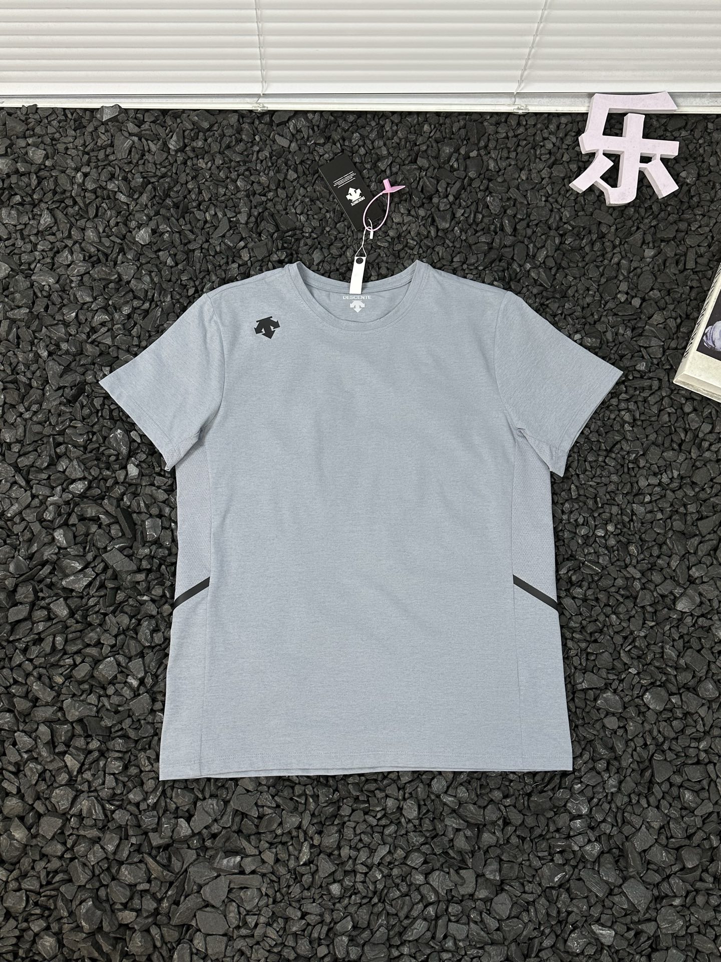 💰105
- DESCENTE迪桑特男女同款印花logo纯色简约时尚短袖户外运动吸汗休闲薄款透气速干T恤针织衫 -
迪桑特DESCENTE短袖T恤,以极致工艺与高端材质,重新定义运动穿搭标准!精选高品质针织面料,经特殊工艺处理,不仅吸湿速干性能出众,更具备出色的抗起球、抗变形能力,多次洗涤依然保持挺括质感。立体剪裁结合人体工学设计,贴合身体曲线,运动时减少摩擦,日常穿着更舒适自在。
简约纯色外观搭配精致品牌logo,低调中彰显硬核专业感,男女同款版型适配所有穿搭风格。领口加固处理,久穿不易变形;侧边隐形透气孔设计,进一步提升散热效果。无论是专业运动员的训练需求,还是户外爱好者的探险之旅,这款T恤都能以卓越性能与经典设计,成为你衣橱里的必备单品,释放运动与生活的无限活力!
颜色:黑色 灰色 白色
尺码:XL-5XL
衣长 胸围 建议体重
XL 64.5 98 110-130
2XL 66.5 102 130-145
3XL 70.5 106 145-160
4XL 72.5 110 160-180
5XL 74.5 114 180-200