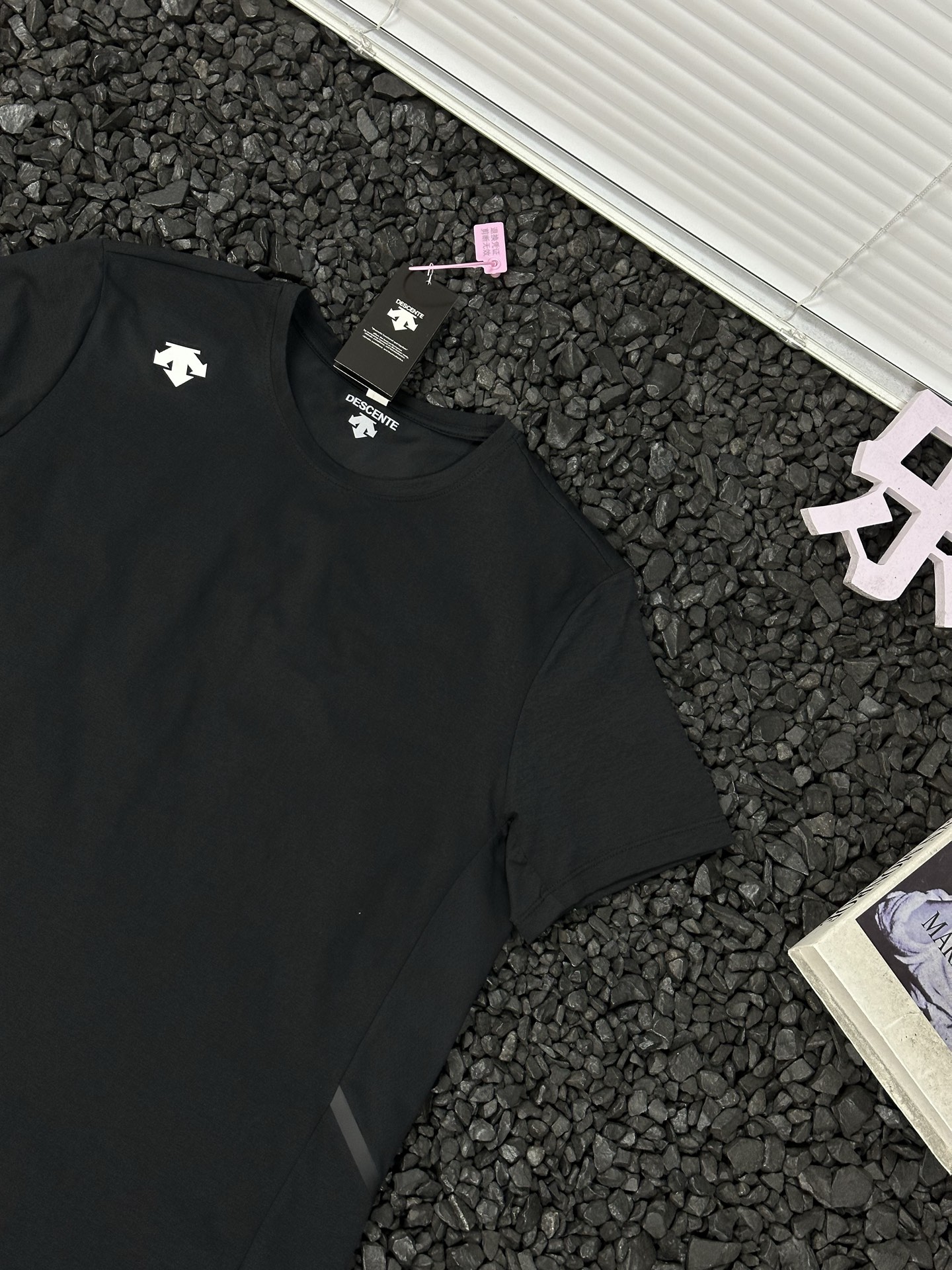 💰105
- DESCENTE迪桑特男女同款印花logo纯色简约时尚短袖户外运动吸汗休闲薄款透气速干T恤针织衫 -
迪桑特DESCENTE短袖T恤,以极致工艺与高端材质,重新定义运动穿搭标准!精选高品质针织面料,经特殊工艺处理,不仅吸湿速干性能出众,更具备出色的抗起球、抗变形能力,多次洗涤依然保持挺括质感。立体剪裁结合人体工学设计,贴合身体曲线,运动时减少摩擦,日常穿着更舒适自在。
简约纯色外观搭配精致品牌logo,低调中彰显硬核专业感,男女同款版型适配所有穿搭风格。领口加固处理,久穿不易变形;侧边隐形透气孔设计,进一步提升散热效果。无论是专业运动员的训练需求,还是户外爱好者的探险之旅,这款T恤都能以卓越性能与经典设计,成为你衣橱里的必备单品,释放运动与生活的无限活力!
颜色:黑色 灰色 白色
尺码:XL-5XL
衣长 胸围 建议体重
XL 64.5 98 110-130
2XL 66.5 102 130-145
3XL 70.5 106 145-160
4XL 72.5 110 160-180
5XL 74.5 114 180-200