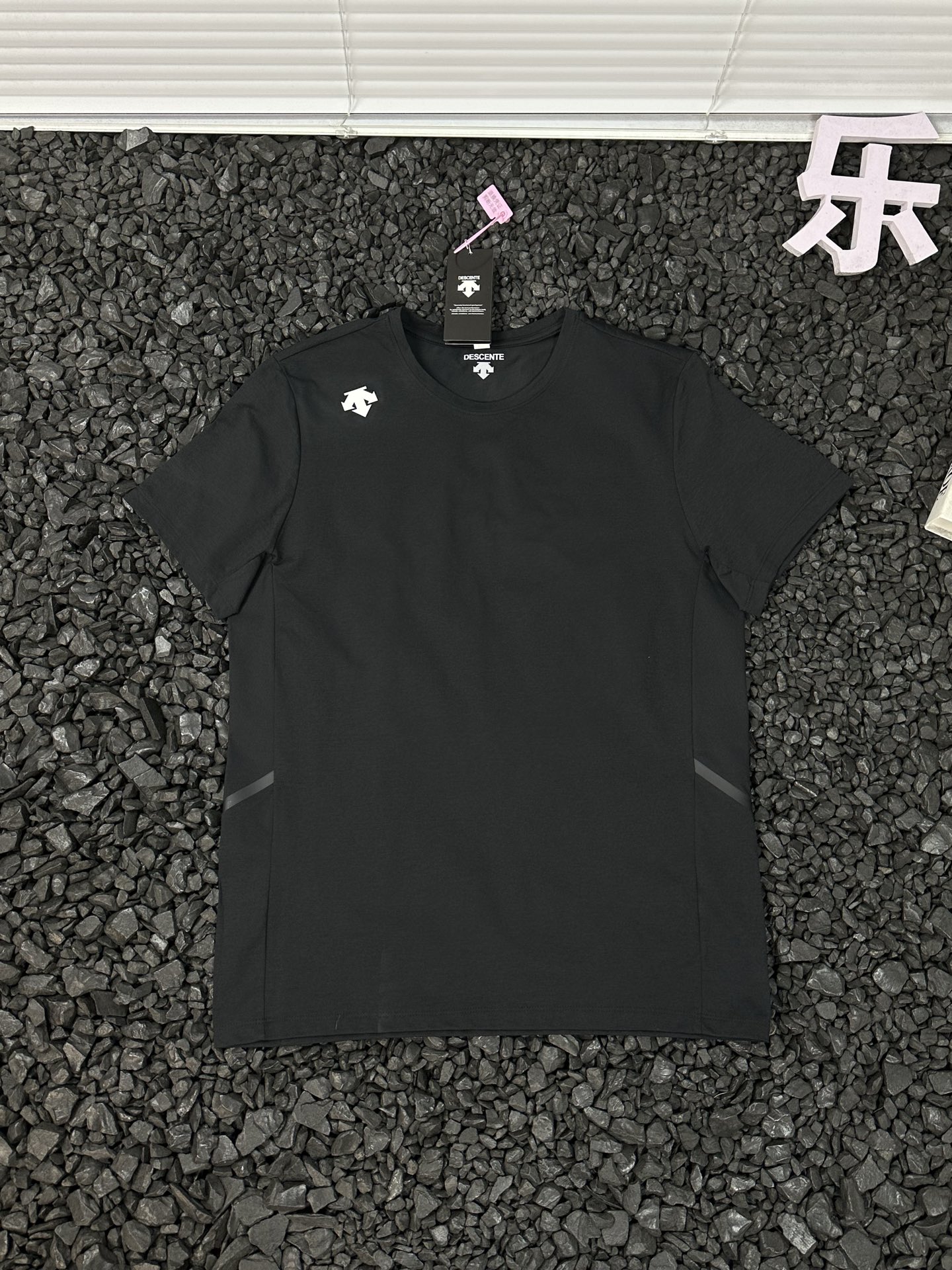 💰105
- DESCENTE迪桑特男女同款印花logo纯色简约时尚短袖户外运动吸汗休闲薄款透气速干T恤针织衫 -
迪桑特DESCENTE短袖T恤,以极致工艺与高端材质,重新定义运动穿搭标准!精选高品质针织面料,经特殊工艺处理,不仅吸湿速干性能出众,更具备出色的抗起球、抗变形能力,多次洗涤依然保持挺括质感。立体剪裁结合人体工学设计,贴合身体曲线,运动时减少摩擦,日常穿着更舒适自在。
简约纯色外观搭配精致品牌logo,低调中彰显硬核专业感,男女同款版型适配所有穿搭风格。领口加固处理,久穿不易变形;侧边隐形透气孔设计,进一步提升散热效果。无论是专业运动员的训练需求,还是户外爱好者的探险之旅,这款T恤都能以卓越性能与经典设计,成为你衣橱里的必备单品,释放运动与生活的无限活力!
颜色:黑色 灰色 白色
尺码:XL-5XL
衣长 胸围 建议体重
XL 64.5 98 110-130
2XL 66.5 102 130-145
3XL 70.5 106 145-160
4XL 72.5 110 160-180
5XL 74.5 114 180-200