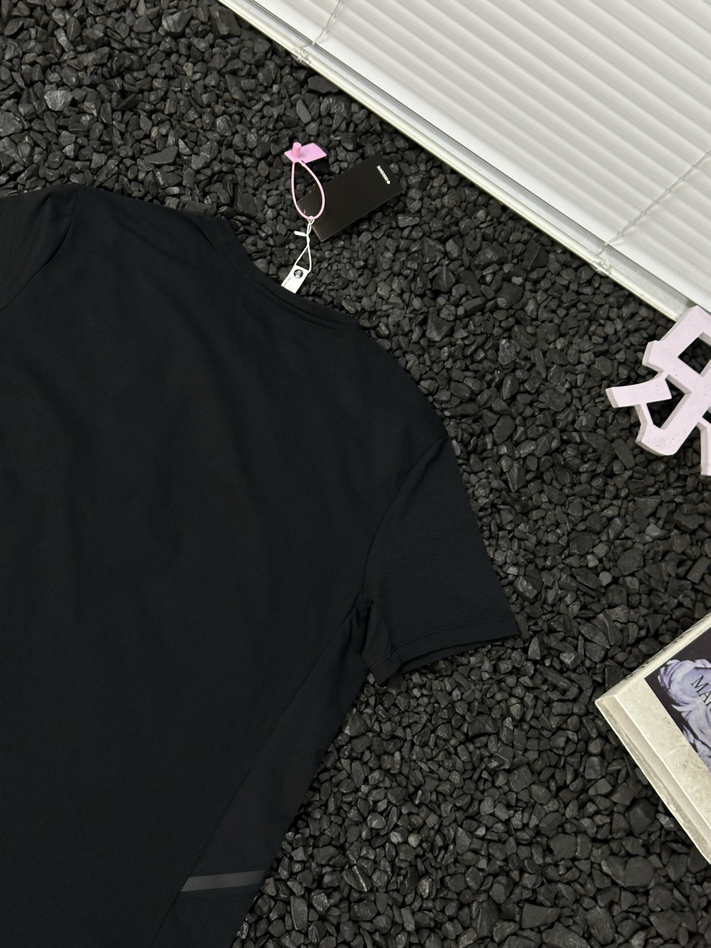 💰105
- DESCENTE迪桑特男女同款印花logo纯色简约时尚短袖户外运动吸汗休闲薄款透气速干T恤针织衫 -
迪桑特DESCENTE短袖T恤,以极致工艺与高端材质,重新定义运动穿搭标准!精选高品质针织面料,经特殊工艺处理,不仅吸湿速干性能出众,更具备出色的抗起球、抗变形能力,多次洗涤依然保持挺括质感。立体剪裁结合人体工学设计,贴合身体曲线,运动时减少摩擦,日常穿着更舒适自在。
简约纯色外观搭配精致品牌logo,低调中彰显硬核专业感,男女同款版型适配所有穿搭风格。领口加固处理,久穿不易变形;侧边隐形透气孔设计,进一步提升散热效果。无论是专业运动员的训练需求,还是户外爱好者的探险之旅,这款T恤都能以卓越性能与经典设计,成为你衣橱里的必备单品,释放运动与生活的无限活力!
颜色:黑色 灰色 白色
尺码:XL-5XL
衣长 胸围 建议体重
XL 64.5 98 110-130
2XL 66.5 102 130-145
3XL 70.5 106 145-160
4XL 72.5 110 160-180
5XL 74.5 114 180-200