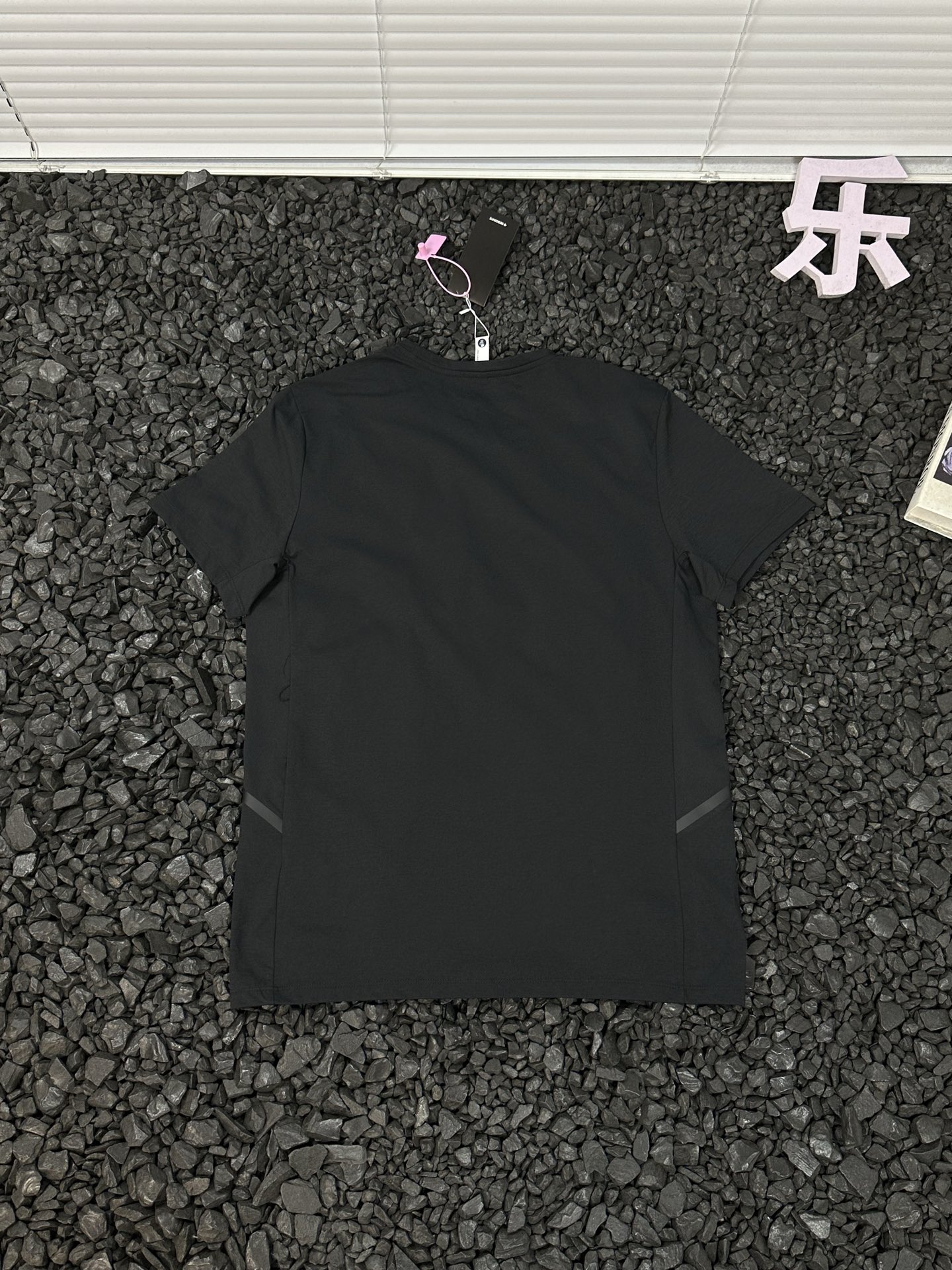💰105
- DESCENTE迪桑特男女同款印花logo纯色简约时尚短袖户外运动吸汗休闲薄款透气速干T恤针织衫 -
迪桑特DESCENTE短袖T恤,以极致工艺与高端材质,重新定义运动穿搭标准!精选高品质针织面料,经特殊工艺处理,不仅吸湿速干性能出众,更具备出色的抗起球、抗变形能力,多次洗涤依然保持挺括质感。立体剪裁结合人体工学设计,贴合身体曲线,运动时减少摩擦,日常穿着更舒适自在。
简约纯色外观搭配精致品牌logo,低调中彰显硬核专业感,男女同款版型适配所有穿搭风格。领口加固处理,久穿不易变形;侧边隐形透气孔设计,进一步提升散热效果。无论是专业运动员的训练需求,还是户外爱好者的探险之旅,这款T恤都能以卓越性能与经典设计,成为你衣橱里的必备单品,释放运动与生活的无限活力!
颜色:黑色 灰色 白色
尺码:XL-5XL
衣长 胸围 建议体重
XL 64.5 98 110-130
2XL 66.5 102 130-145
3XL 70.5 106 145-160
4XL 72.5 110 160-180
5XL 74.5 114 180-200
