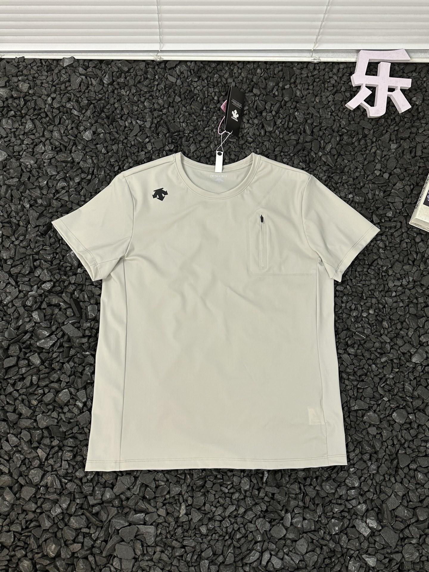 💰105
- 迪桑特DESCENTE户外运动通勤休闲吸汗透气时尚百搭纯色简约圆领短袖T恤 男女同款 -
迪桑特DESCENTE纯色圆领短袖T恤,专为追求高效能与时尚感的人群设计!采用创新吸汗透气面料,搭载快速导湿科技,运动时汗水瞬间被吸收并快速蒸发,保持肌肤干爽不黏腻,即使通勤路上大汗淋漓也能时刻清爽。面料的细密透气结构,让空气自由流通,告别闷热,带来如沐清风的穿着体验。
简约纯色基底搭配品牌低调logo点缀,经典圆领设计利落百搭,男女同款的中性剪裁适配不同身形。修身版型贴合身体曲线,修饰身形的同时不限制活动,无论是抬手打车、健步快走还是健身训练,都能自由舒展。下摆采用无痕工艺,避免摩擦不适,搭配运动裤活力十足,搭配休闲裤时尚随性,轻松切换运动与通勤场景,让舒适与潮流如影随形!
颜色:黑色 卡其 灰色
尺码:XL-5XL
衣长 胸围 建议体重
XL 64.5 98 110-130
2XL 66.5 102 130-145
3XL 70.5 106 145-160
4XL 72.5 110 160-180
5XL 74.5 114 180-200