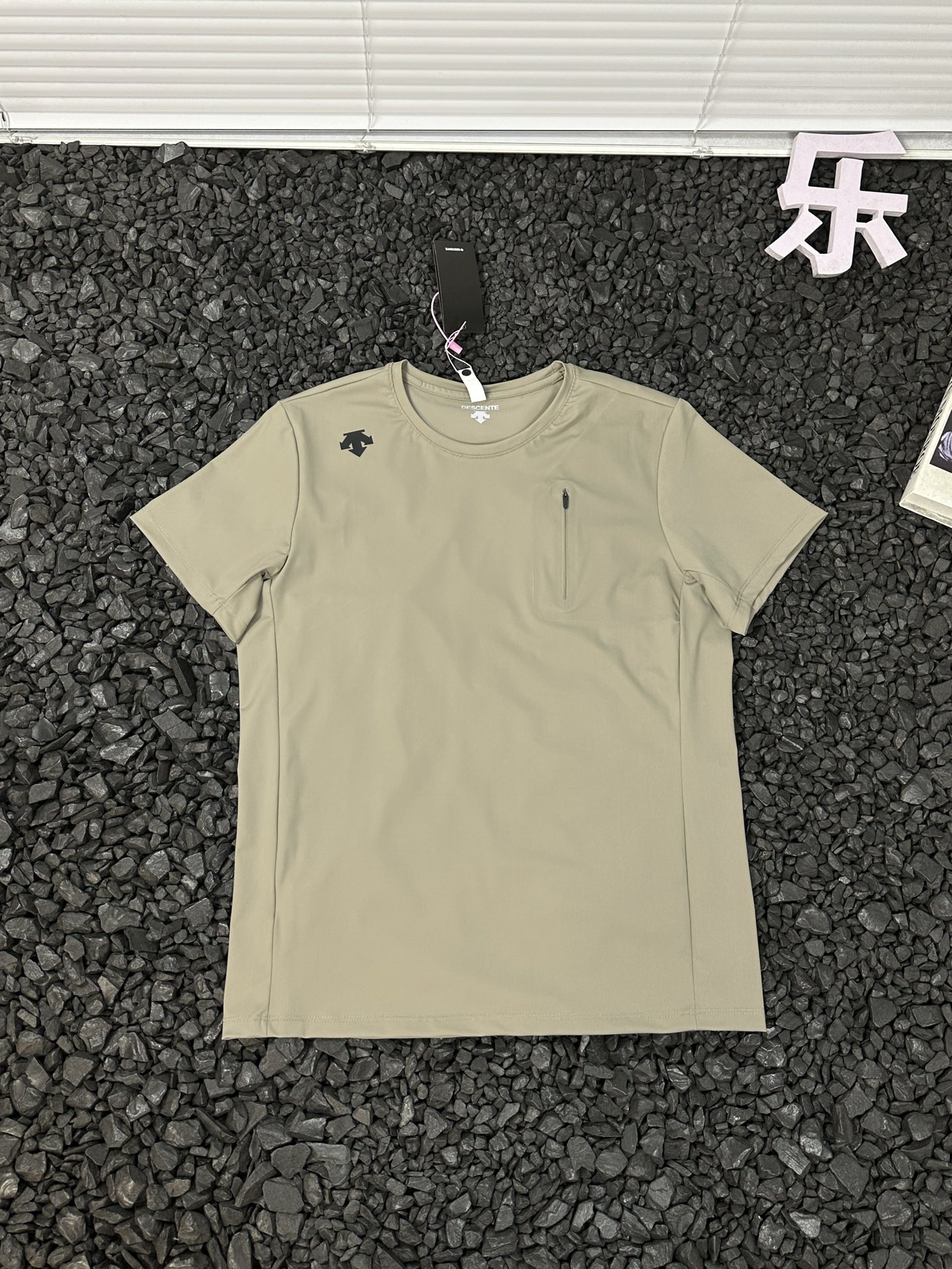 💰105
- 迪桑特DESCENTE户外运动通勤休闲吸汗透气时尚百搭纯色简约圆领短袖T恤 男女同款 -
迪桑特DESCENTE纯色圆领短袖T恤,专为追求高效能与时尚感的人群设计!采用创新吸汗透气面料,搭载快速导湿科技,运动时汗水瞬间被吸收并快速蒸发,保持肌肤干爽不黏腻,即使通勤路上大汗淋漓也能时刻清爽。面料的细密透气结构,让空气自由流通,告别闷热,带来如沐清风的穿着体验。
简约纯色基底搭配品牌低调logo点缀,经典圆领设计利落百搭,男女同款的中性剪裁适配不同身形。修身版型贴合身体曲线,修饰身形的同时不限制活动,无论是抬手打车、健步快走还是健身训练,都能自由舒展。下摆采用无痕工艺,避免摩擦不适,搭配运动裤活力十足,搭配休闲裤时尚随性,轻松切换运动与通勤场景,让舒适与潮流如影随形!
颜色:黑色 卡其 灰色
尺码:XL-5XL
衣长 胸围 建议体重
XL 64.5 98 110-130
2XL 66.5 102 130-145
3XL 70.5 106 145-160
4XL 72.5 110 160-180
5XL 74.5 114 180-200
