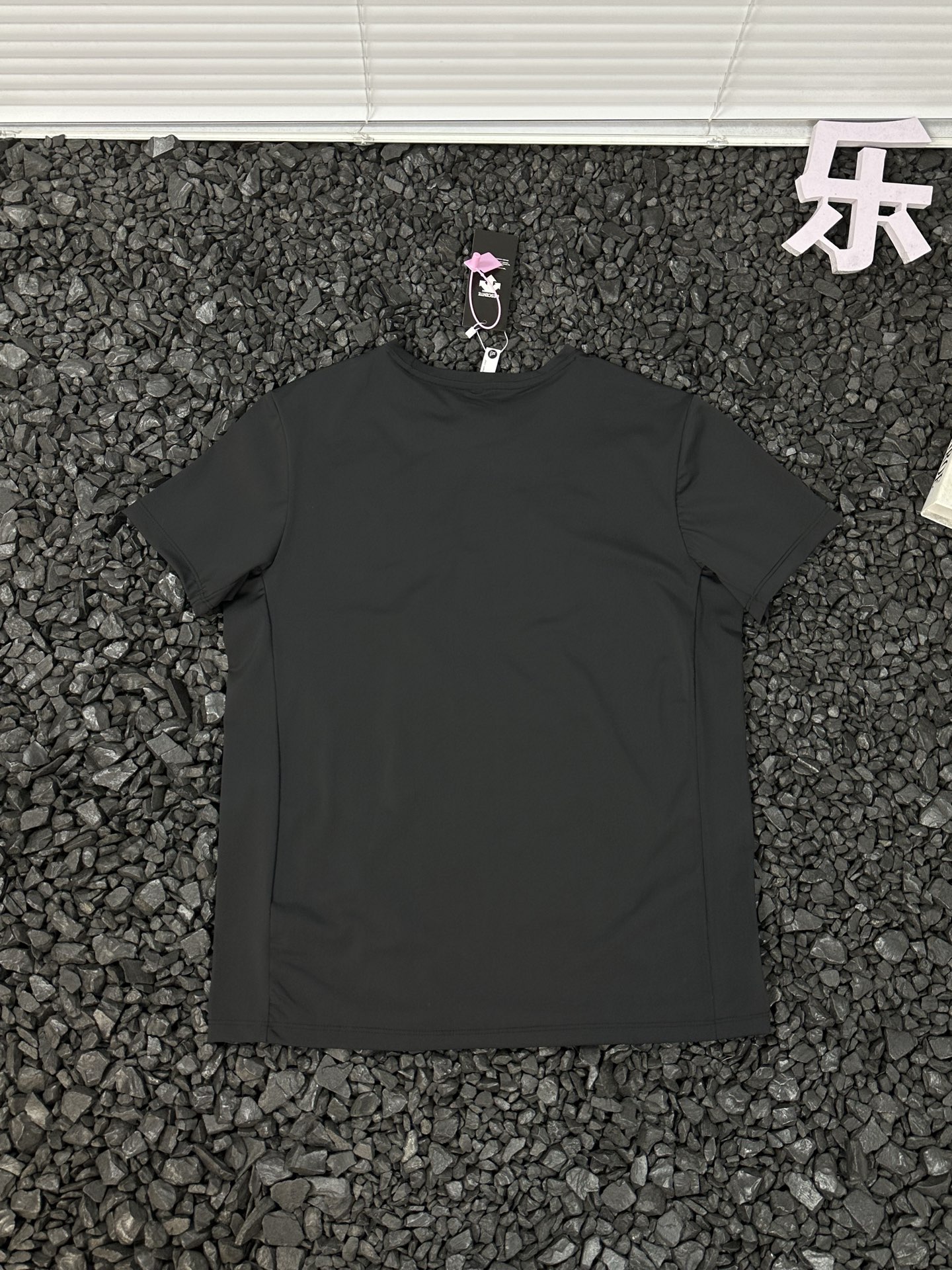 💰105
- 迪桑特DESCENTE户外运动通勤休闲吸汗透气时尚百搭纯色简约圆领短袖T恤 男女同款 -
迪桑特DESCENTE纯色圆领短袖T恤,专为追求高效能与时尚感的人群设计!采用创新吸汗透气面料,搭载快速导湿科技,运动时汗水瞬间被吸收并快速蒸发,保持肌肤干爽不黏腻,即使通勤路上大汗淋漓也能时刻清爽。面料的细密透气结构,让空气自由流通,告别闷热,带来如沐清风的穿着体验。
简约纯色基底搭配品牌低调logo点缀,经典圆领设计利落百搭,男女同款的中性剪裁适配不同身形。修身版型贴合身体曲线,修饰身形的同时不限制活动,无论是抬手打车、健步快走还是健身训练,都能自由舒展。下摆采用无痕工艺,避免摩擦不适,搭配运动裤活力十足,搭配休闲裤时尚随性,轻松切换运动与通勤场景,让舒适与潮流如影随形!
颜色:黑色 卡其 灰色
尺码:XL-5XL
衣长 胸围 建议体重
XL 64.5 98 110-130
2XL 66.5 102 130-145
3XL 70.5 106 145-160
4XL 72.5 110 160-180
5XL 74.5 114 180-200