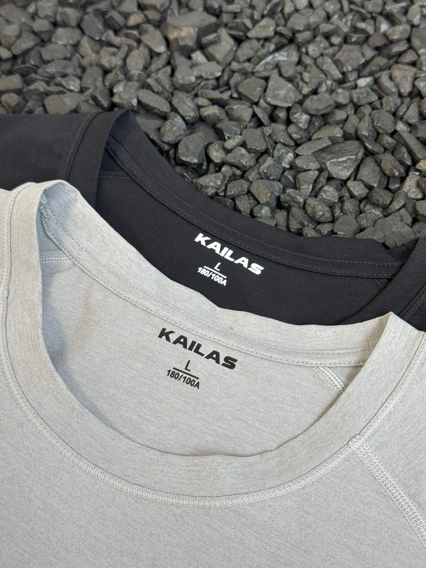 💰115
- 凯乐石/KAILAS 户外运动休闲圆领短袖刺绣高弹基础T恤 男女同款 -
KAILAS凯乐石这款短袖T恤完美兼顾!采用高弹轻薄面料,透气速干性能卓越,运动时快速带走汗水,避免黏腻感;柔软触感如云朵般包裹肌肤,带来极致穿着体验。胸前印花logo与简约设计碰撞,为运动造型注入潮流基因。
立体剪裁贴合运动姿态,手臂摆动灵活自如;胸前口袋实用贴心,可放置运动耳机或能量补给!
搭配运动紧身裤与跑鞋,尽显活力;健身后外搭卫衣,保暖又时髦。男女同款适配不同身形,全家共享运动乐趣,用舒适与时尚开启每一次健身之旅!
颜色:黑色 灰色 白色
尺码:S-2XL
衣长 胸围 肩宽 袖长 建议身高 体重
S 69 100 42.8 22 165 100-120
M 71 104 44.4 23 170 120-140
L 73 108 46 24 175 140-160
XL 75 112 47.6 25 180 160-180
XXL 77 116 49.5 26 185 180-200