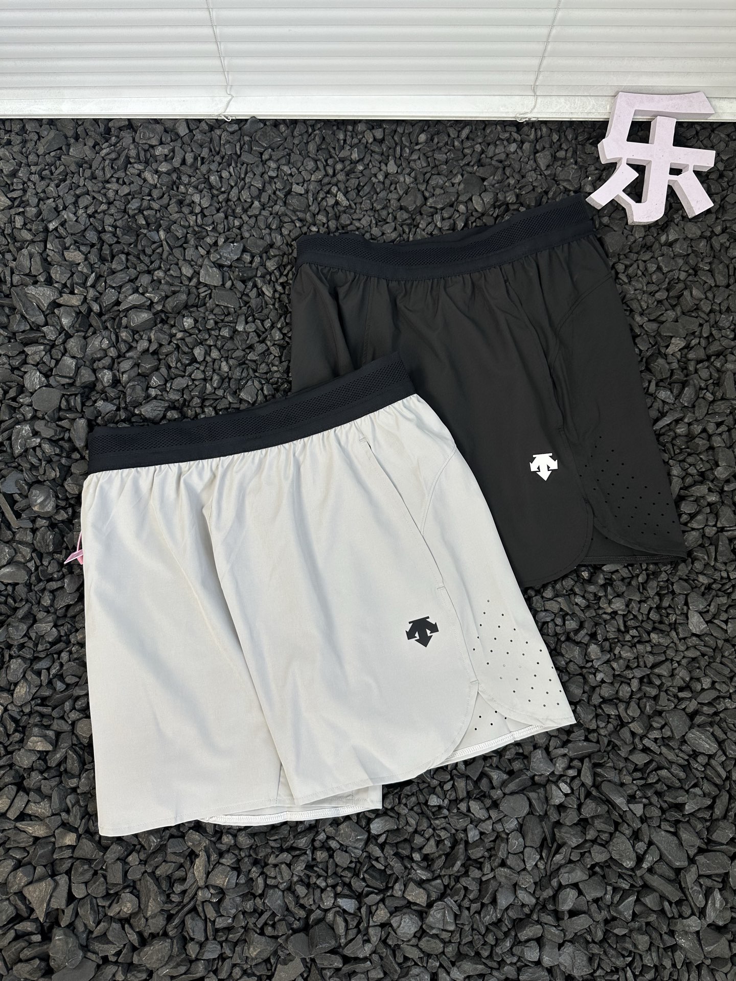 💰105
- 迪桑特/DESCENTE 25ss夏季男女款休闲运动透气网眼跑步短裤 -
轻薄透气,客供面料质地轻薄,穿着起来几乎没有负重感,且具有良好的透气性,能让空气在面料中自由流通,即使在炎热的春夏季节长时间穿着,也能保持清爽。
耐磨耐穿,具有高强度和耐磨损的特点,使得短裤在日常穿着和活动中不易被刮破或磨坏,使用寿命较长。
这种面料不易缩水、变形,也不容易起皱,日常清洗后晾干即可恢复平整,非常适合忙碌的通勤人士,无需花费过多时间进行护理。以简约的纯色为主,不仅百搭,而且能展现出稳重、干练的气质,适合各种通勤和休闲场合。
颜色:黑色 藏青色 浅灰色
尺码:M-3XL
腰围 臀围 裤长 推荐体重
M 70 102 42 100-120
L 74 106 43.5 120-130
XL 78 110 45 130-140
2XL 82 114 46.5 140-150
3XL 86 118 48 150-170
