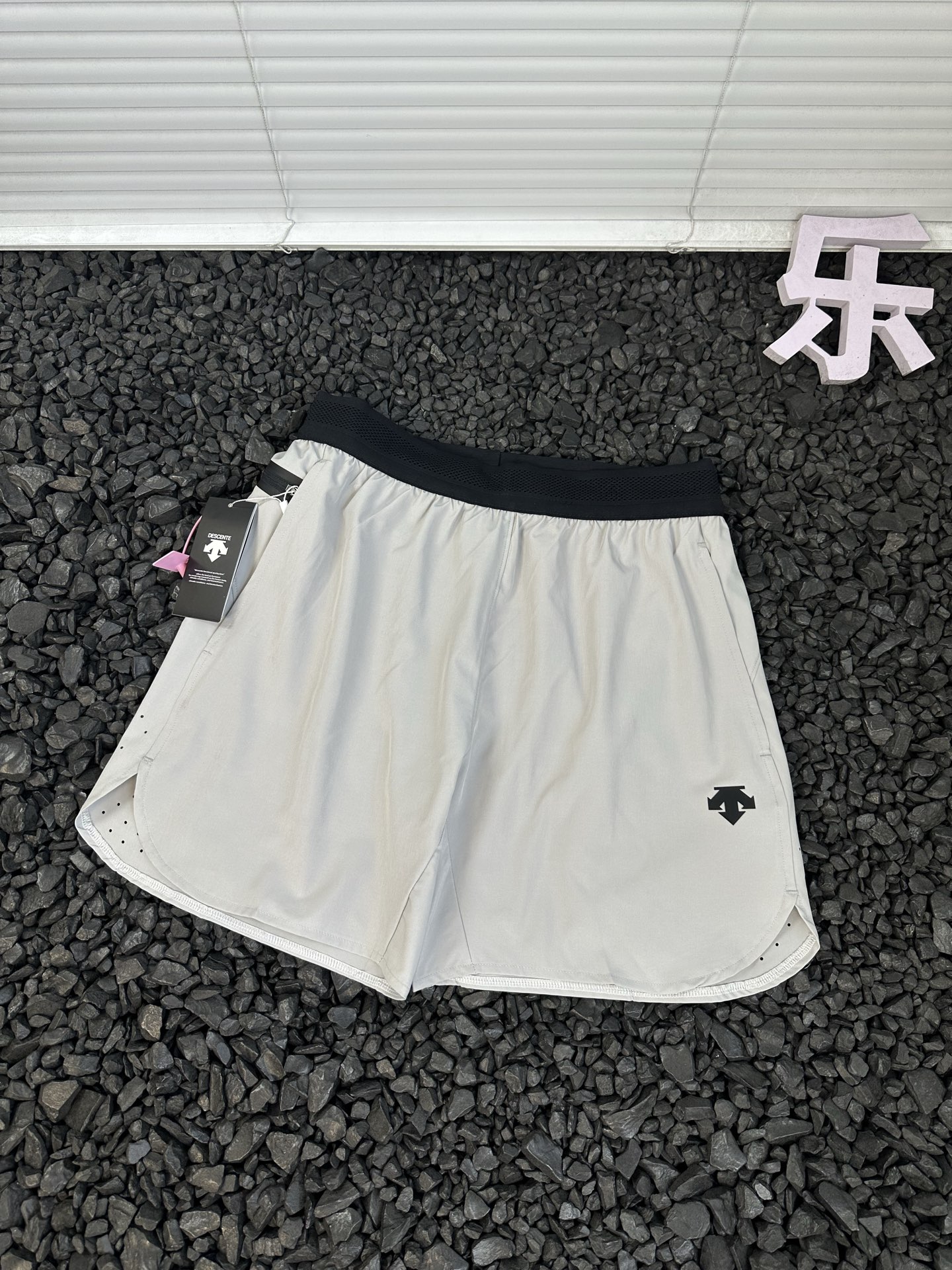 💰105
- 迪桑特/DESCENTE 25ss夏季男女款休闲运动透气网眼跑步短裤 -
轻薄透气,客供面料质地轻薄,穿着起来几乎没有负重感,且具有良好的透气性,能让空气在面料中自由流通,即使在炎热的春夏季节长时间穿着,也能保持清爽。
耐磨耐穿,具有高强度和耐磨损的特点,使得短裤在日常穿着和活动中不易被刮破或磨坏,使用寿命较长。
这种面料不易缩水、变形,也不容易起皱,日常清洗后晾干即可恢复平整,非常适合忙碌的通勤人士,无需花费过多时间进行护理。以简约的纯色为主,不仅百搭,而且能展现出稳重、干练的气质,适合各种通勤和休闲场合。
颜色:黑色 藏青色 浅灰色
尺码:M-3XL
腰围 臀围 裤长 推荐体重
M 70 102 42 100-120
L 74 106 43.5 120-130
XL 78 110 45 130-140
2XL 82 114 46.5 140-150
3XL 86 118 48 150-170
