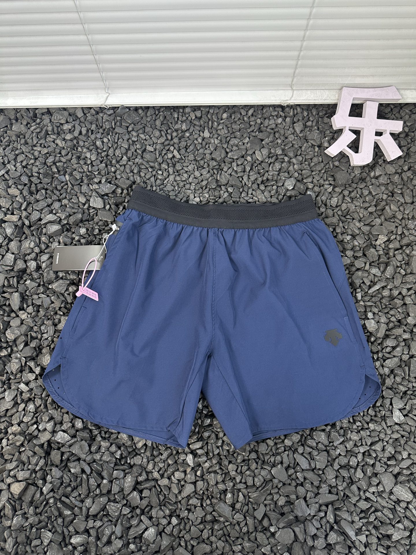 💰105
- 迪桑特/DESCENTE 25ss夏季男女款休闲运动透气网眼跑步短裤 -
轻薄透气,客供面料质地轻薄,穿着起来几乎没有负重感,且具有良好的透气性,能让空气在面料中自由流通,即使在炎热的春夏季节长时间穿着,也能保持清爽。
耐磨耐穿,具有高强度和耐磨损的特点,使得短裤在日常穿着和活动中不易被刮破或磨坏,使用寿命较长。
这种面料不易缩水、变形,也不容易起皱,日常清洗后晾干即可恢复平整,非常适合忙碌的通勤人士,无需花费过多时间进行护理。以简约的纯色为主,不仅百搭,而且能展现出稳重、干练的气质,适合各种通勤和休闲场合。
颜色:黑色 藏青色 浅灰色
尺码:M-3XL
腰围 臀围 裤长 推荐体重
M 70 102 42 100-120
L 74 106 43.5 120-130
XL 78 110 45 130-140
2XL 82 114 46.5 140-150
3XL 86 118 48 150-170