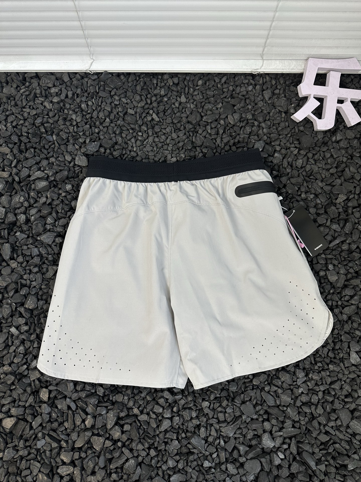 💰105
- 迪桑特/DESCENTE 25ss夏季男女款休闲运动透气网眼跑步短裤 -
轻薄透气,客供面料质地轻薄,穿着起来几乎没有负重感,且具有良好的透气性,能让空气在面料中自由流通,即使在炎热的春夏季节长时间穿着,也能保持清爽。
耐磨耐穿,具有高强度和耐磨损的特点,使得短裤在日常穿着和活动中不易被刮破或磨坏,使用寿命较长。
这种面料不易缩水、变形,也不容易起皱,日常清洗后晾干即可恢复平整,非常适合忙碌的通勤人士,无需花费过多时间进行护理。以简约的纯色为主,不仅百搭,而且能展现出稳重、干练的气质,适合各种通勤和休闲场合。
颜色:黑色 藏青色 浅灰色
尺码:M-3XL
腰围 臀围 裤长 推荐体重
M 70 102 42 100-120
L 74 106 43.5 120-130
XL 78 110 45 130-140
2XL 82 114 46.5 140-150
3XL 86 118 48 150-170