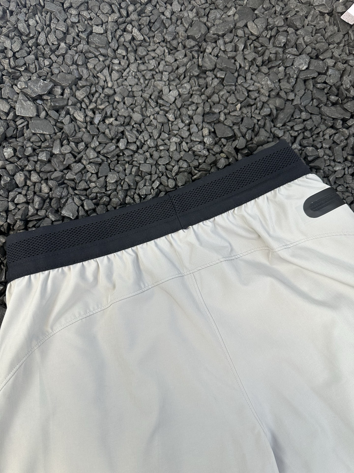 💰105
- 迪桑特/DESCENTE 25ss夏季男女款休闲运动透气网眼跑步短裤 -
轻薄透气,客供面料质地轻薄,穿着起来几乎没有负重感,且具有良好的透气性,能让空气在面料中自由流通,即使在炎热的春夏季节长时间穿着,也能保持清爽。
耐磨耐穿,具有高强度和耐磨损的特点,使得短裤在日常穿着和活动中不易被刮破或磨坏,使用寿命较长。
这种面料不易缩水、变形,也不容易起皱,日常清洗后晾干即可恢复平整,非常适合忙碌的通勤人士,无需花费过多时间进行护理。以简约的纯色为主,不仅百搭,而且能展现出稳重、干练的气质,适合各种通勤和休闲场合。
颜色:黑色 藏青色 浅灰色
尺码:M-3XL
腰围 臀围 裤长 推荐体重
M 70 102 42 100-120
L 74 106 43.5 120-130
XL 78 110 45 130-140
2XL 82 114 46.5 140-150
3XL 86 118 48 150-170