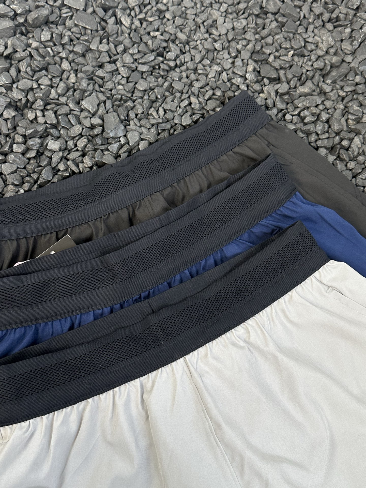 💰105
- 迪桑特/DESCENTE 25ss夏季男女款休闲运动透气网眼跑步短裤 -
轻薄透气,客供面料质地轻薄,穿着起来几乎没有负重感,且具有良好的透气性,能让空气在面料中自由流通,即使在炎热的春夏季节长时间穿着,也能保持清爽。
耐磨耐穿,具有高强度和耐磨损的特点,使得短裤在日常穿着和活动中不易被刮破或磨坏,使用寿命较长。
这种面料不易缩水、变形,也不容易起皱,日常清洗后晾干即可恢复平整,非常适合忙碌的通勤人士,无需花费过多时间进行护理。以简约的纯色为主,不仅百搭,而且能展现出稳重、干练的气质,适合各种通勤和休闲场合。
颜色:黑色 藏青色 浅灰色
尺码:M-3XL
腰围 臀围 裤长 推荐体重
M 70 102 42 100-120
L 74 106 43.5 120-130
XL 78 110 45 130-140
2XL 82 114 46.5 140-150
3XL 86 118 48 150-170