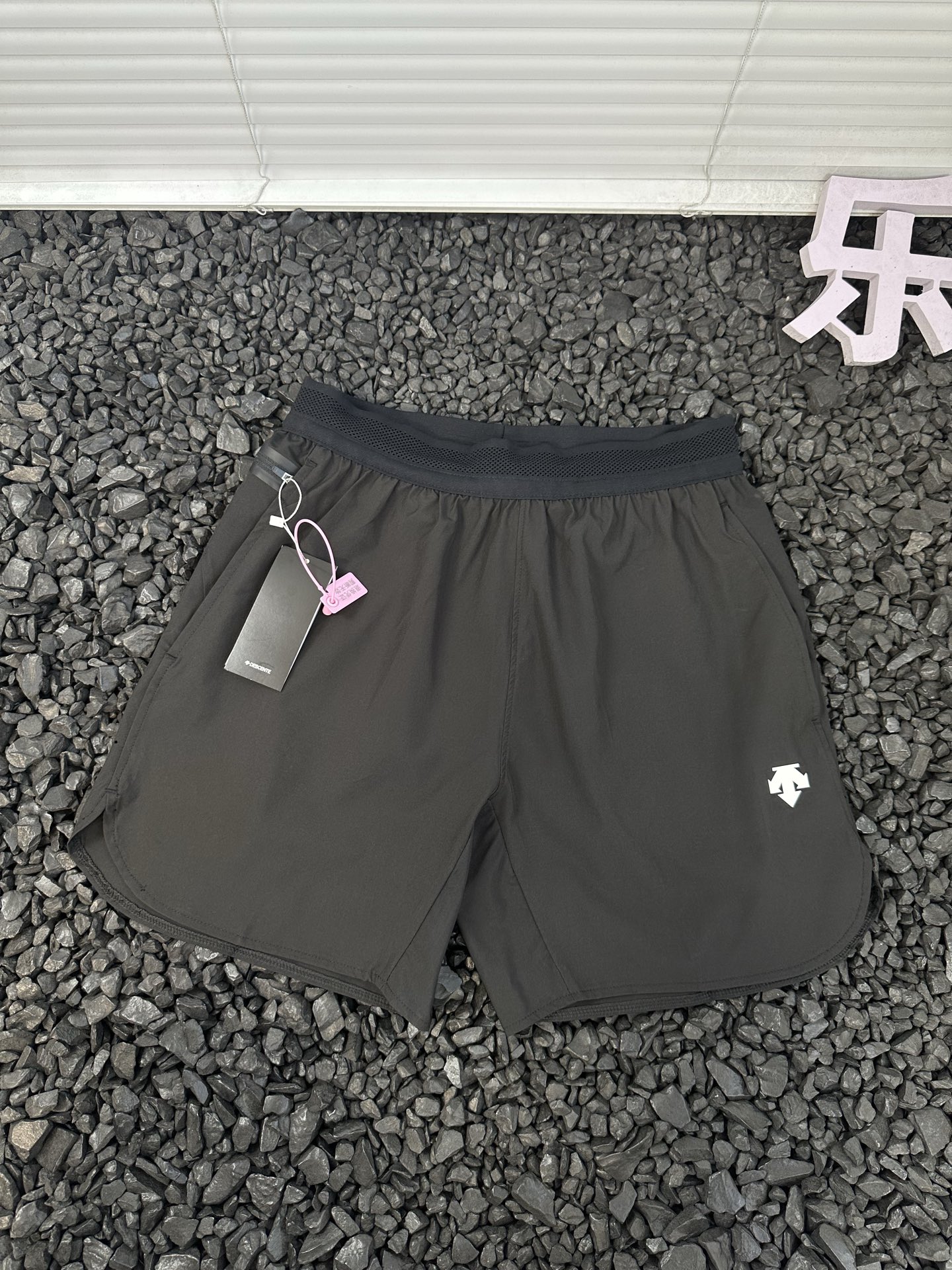 💰105
- 迪桑特/DESCENTE 25ss夏季男女款休闲运动透气网眼跑步短裤 -
轻薄透气,客供面料质地轻薄,穿着起来几乎没有负重感,且具有良好的透气性,能让空气在面料中自由流通,即使在炎热的春夏季节长时间穿着,也能保持清爽。
耐磨耐穿,具有高强度和耐磨损的特点,使得短裤在日常穿着和活动中不易被刮破或磨坏,使用寿命较长。
这种面料不易缩水、变形,也不容易起皱,日常清洗后晾干即可恢复平整,非常适合忙碌的通勤人士,无需花费过多时间进行护理。以简约的纯色为主,不仅百搭,而且能展现出稳重、干练的气质,适合各种通勤和休闲场合。
颜色:黑色 藏青色 浅灰色
尺码:M-3XL
腰围 臀围 裤长 推荐体重
M 70 102 42 100-120
L 74 106 43.5 120-130
XL 78 110 45 130-140
2XL 82 114 46.5 140-150
3XL 86 118 48 150-170