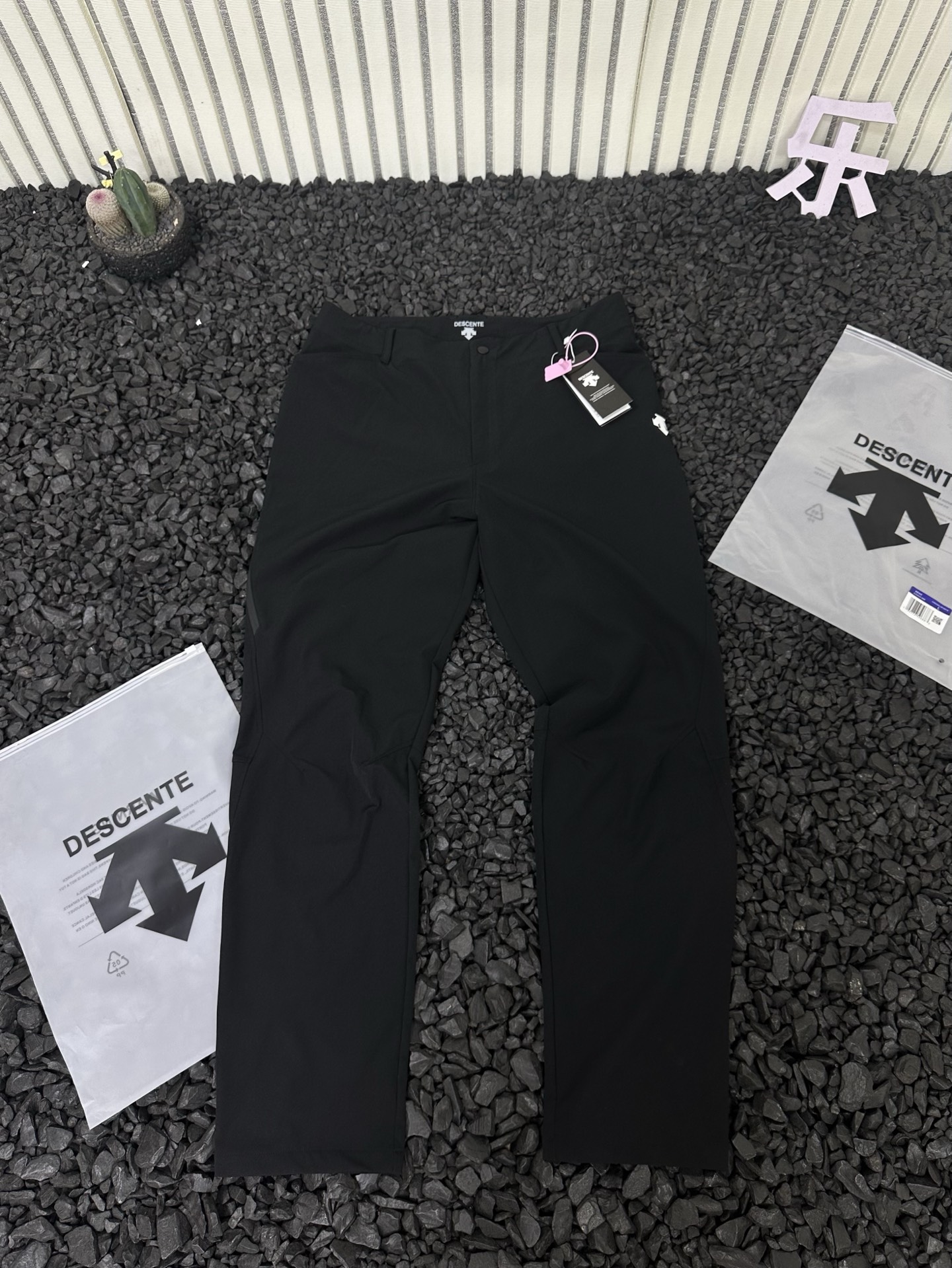 💰150
- DESCENTE/迪桑特 专柜同款跑步运动健身梭织运动休闲长裤 男款 -
采用质感梭织面料挺括,顺滑舒爽。专业立体版型裁剪,为动态穿着提供舒适延展性。方便收纳手机等小物品,给予舒适穿着体感。延续了集运动跑步的专业性能,又有城市休闲风格,裁剪版型拿捏的很好,修身但不紧身,有型不拖沓。
运动裤的穿着体感!干爽、轻量、防皱抗撕拉,是它的自带特点,上身有种轻若无物的感觉,自带凉感,功能性面面俱到!
3D立体多裁片拼接工艺,提供醉大的活动性及舒适性,干净历练形成之上而下立体效果,显瘦修饰身材。
颜色:黑色 灰色 卡其色
尺码:M-3XL
裤长 腰围 建议身高 建议体重
M 98 82 165-170 130以下
L 100 86 170-175 130-145
XL 105 90 175-180 145-160
2XL 104 94 180-185 160-175
3XL 106 98 185-190 175-195