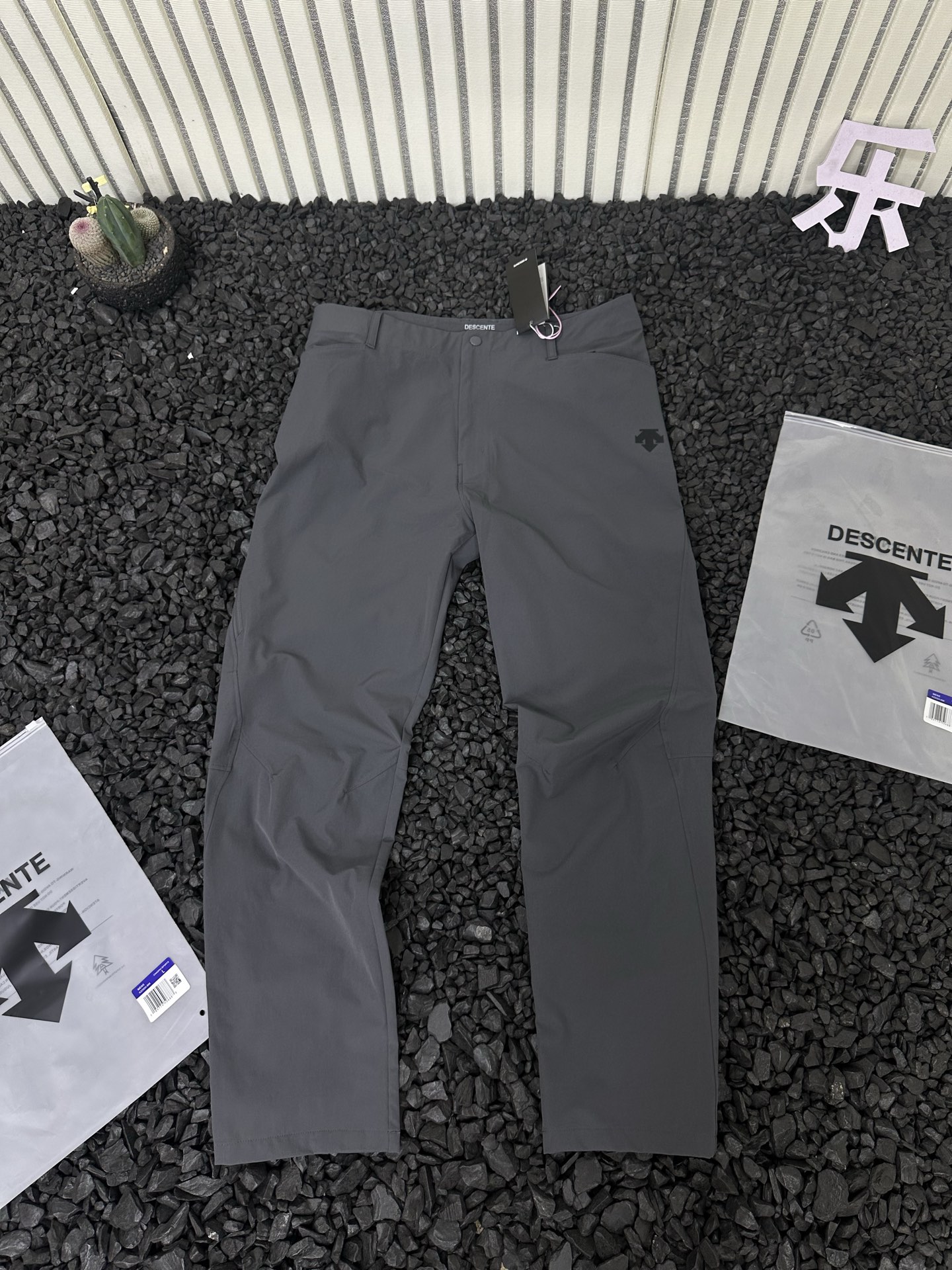 💰150
- DESCENTE/迪桑特 专柜同款跑步运动健身梭织运动休闲长裤 男款 -
采用质感梭织面料挺括,顺滑舒爽。专业立体版型裁剪,为动态穿着提供舒适延展性。方便收纳手机等小物品,给予舒适穿着体感。延续了集运动跑步的专业性能,又有城市休闲风格,裁剪版型拿捏的很好,修身但不紧身,有型不拖沓。
运动裤的穿着体感!干爽、轻量、防皱抗撕拉,是它的自带特点,上身有种轻若无物的感觉,自带凉感,功能性面面俱到!
3D立体多裁片拼接工艺,提供醉大的活动性及舒适性,干净历练形成之上而下立体效果,显瘦修饰身材。
颜色:黑色 灰色 卡其色
尺码:M-3XL
裤长 腰围 建议身高 建议体重
M 98 82 165-170 130以下
L 100 86 170-175 130-145
XL 105 90 175-180 145-160
2XL 104 94 180-185 160-175
3XL 106 98 185-190 175-195