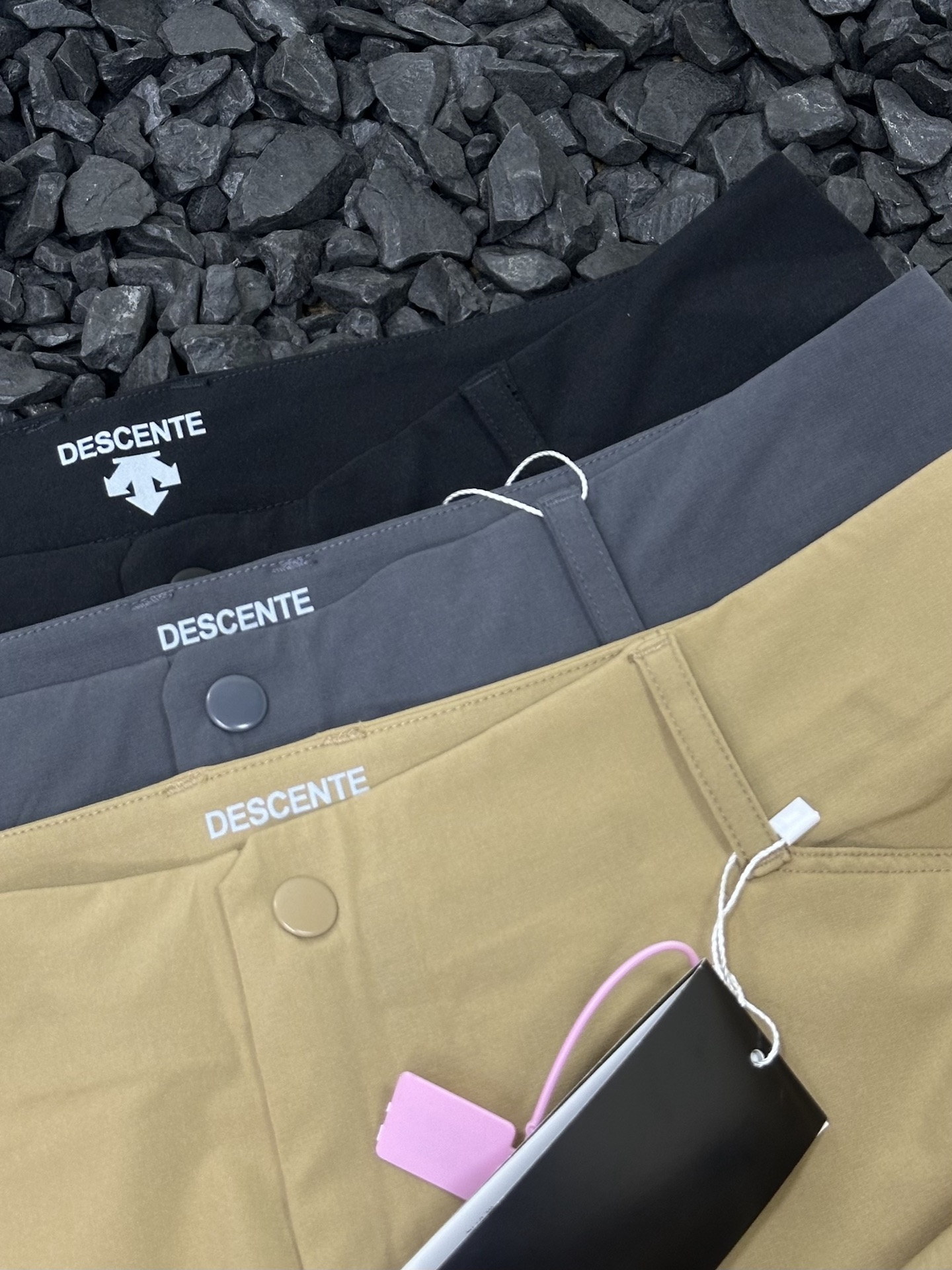 💰150
- DESCENTE/迪桑特 专柜同款跑步运动健身梭织运动休闲长裤 男款 -
采用质感梭织面料挺括,顺滑舒爽。专业立体版型裁剪,为动态穿着提供舒适延展性。方便收纳手机等小物品,给予舒适穿着体感。延续了集运动跑步的专业性能,又有城市休闲风格,裁剪版型拿捏的很好,修身但不紧身,有型不拖沓。
运动裤的穿着体感!干爽、轻量、防皱抗撕拉,是它的自带特点,上身有种轻若无物的感觉,自带凉感,功能性面面俱到!
3D立体多裁片拼接工艺,提供醉大的活动性及舒适性,干净历练形成之上而下立体效果,显瘦修饰身材。
颜色:黑色 灰色 卡其色
尺码:M-3XL
裤长 腰围 建议身高 建议体重
M 98 82 165-170 130以下
L 100 86 170-175 130-145
XL 105 90 175-180 145-160
2XL 104 94 180-185 160-175
3XL 106 98 185-190 175-195