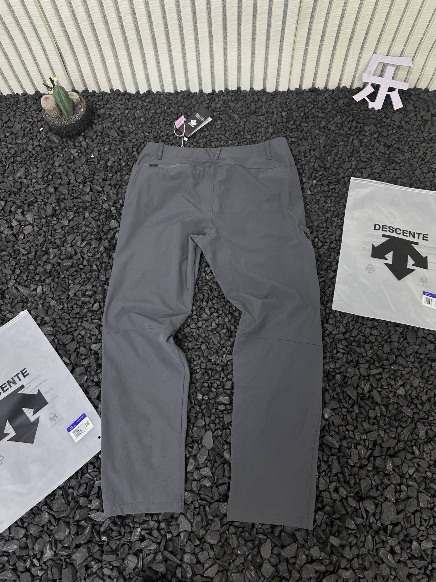 💰150
- DESCENTE/迪桑特 专柜同款跑步运动健身梭织运动休闲长裤 男款 -
采用质感梭织面料挺括,顺滑舒爽。专业立体版型裁剪,为动态穿着提供舒适延展性。方便收纳手机等小物品,给予舒适穿着体感。延续了集运动跑步的专业性能,又有城市休闲风格,裁剪版型拿捏的很好,修身但不紧身,有型不拖沓。
运动裤的穿着体感!干爽、轻量、防皱抗撕拉,是它的自带特点,上身有种轻若无物的感觉,自带凉感,功能性面面俱到!
3D立体多裁片拼接工艺,提供醉大的活动性及舒适性,干净历练形成之上而下立体效果,显瘦修饰身材。
颜色:黑色 灰色 卡其色
尺码:M-3XL
裤长 腰围 建议身高 建议体重
M 98 82 165-170 130以下
L 100 86 170-175 130-145
XL 105 90 175-180 145-160
2XL 104 94 180-185 160-175
3XL 106 98 185-190 175-195