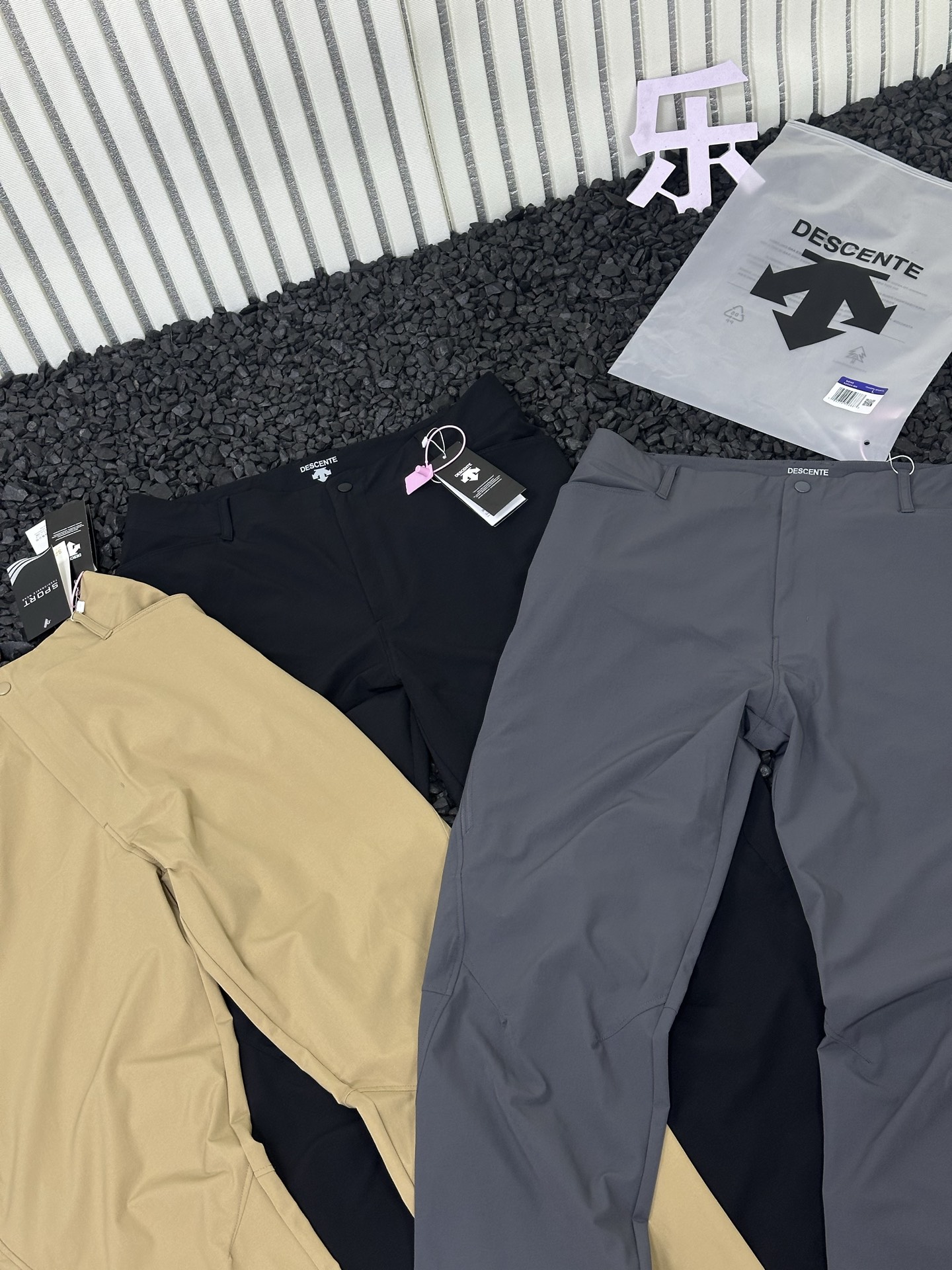 💰150
- DESCENTE/迪桑特 专柜同款跑步运动健身梭织运动休闲长裤 男款 -
采用质感梭织面料挺括,顺滑舒爽。专业立体版型裁剪,为动态穿着提供舒适延展性。方便收纳手机等小物品,给予舒适穿着体感。延续了集运动跑步的专业性能,又有城市休闲风格,裁剪版型拿捏的很好,修身但不紧身,有型不拖沓。
运动裤的穿着体感!干爽、轻量、防皱抗撕拉,是它的自带特点,上身有种轻若无物的感觉,自带凉感,功能性面面俱到!
3D立体多裁片拼接工艺,提供醉大的活动性及舒适性,干净历练形成之上而下立体效果,显瘦修饰身材。
颜色:黑色 灰色 卡其色
尺码:M-3XL
裤长 腰围 建议身高 建议体重
M 98 82 165-170 130以下
L 100 86 170-175 130-145
XL 105 90 175-180 145-160
2XL 104 94 180-185 160-175
3XL 106 98 185-190 175-195