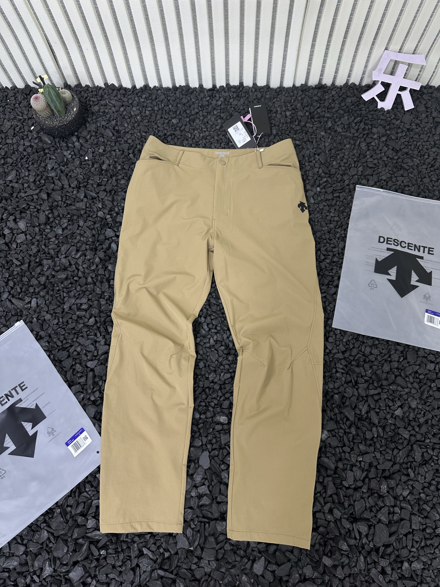 💰150
- DESCENTE/迪桑特 专柜同款跑步运动健身梭织运动休闲长裤 男款 -
采用质感梭织面料挺括,顺滑舒爽。专业立体版型裁剪,为动态穿着提供舒适延展性。方便收纳手机等小物品,给予舒适穿着体感。延续了集运动跑步的专业性能,又有城市休闲风格,裁剪版型拿捏的很好,修身但不紧身,有型不拖沓。
运动裤的穿着体感!干爽、轻量、防皱抗撕拉,是它的自带特点,上身有种轻若无物的感觉,自带凉感,功能性面面俱到!
3D立体多裁片拼接工艺,提供醉大的活动性及舒适性,干净历练形成之上而下立体效果,显瘦修饰身材。
颜色:黑色 灰色 卡其色
尺码:M-3XL
裤长 腰围 建议身高 建议体重
M 98 82 165-170 130以下
L 100 86 170-175 130-145
XL 105 90 175-180 145-160
2XL 104 94 180-185 160-175
3XL 106 98 185-190 175-195