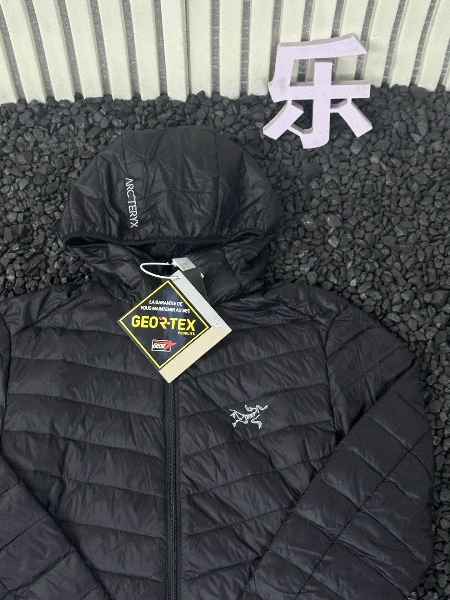 供货价:110💰『轻薄羽绒服』独家贸易款,适宜当季温度,真实采用鸭绒填充,原包装+原吊牌
- 原单品质 ARC'TERYX/始祖鸟 秋冬系列经典款排骨架型连帽户外轻羽绒夹克 -

  这款羽绒服，是海外版，国内旗舰店是没有发售的，只能代购才可以买到，对于排骨架这种轻量行羽绒服，每年是最受爱的，在南方的很多地方，冬天都特别实用，便捷，开车 办公，出行，随身不臃肿，简单立正 ！内里填充的是优质鸭绒，外边面料是防风的纤维材质，简约大方 ！

颜色：黑色 灰色
尺码：M-4XL
      肩宽  1/2胸围  袖长  袖口  后中长  建议体重
M：   44	  55	  62	9      64	  90-105
L：    46	  58	  63	9.5	   66	 105-125
XL：  48	  61	       65	10	   68	 125-150
2XL：50	  64	  66	11	   70	 150-175
3XL：52	  67	  67	11	   71	175-200
单位:CM	温馨提示:以上数据均为平铺手工测量，误差在1-3CM属于正常范围，请您谅解	
建议尺码仅供参考，如果有疑问可联系在线客服!排骨 连帽 羽绒服