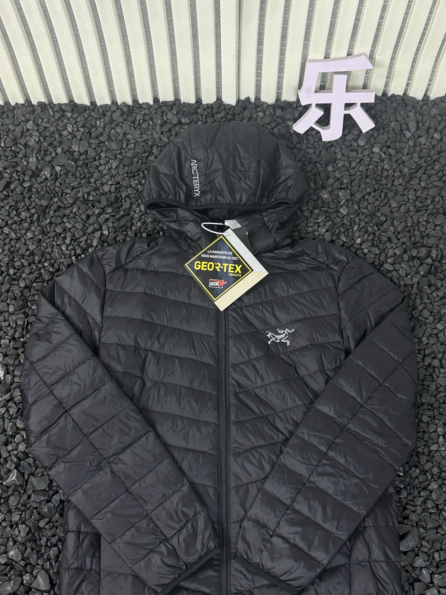 供货价:110💰『轻薄羽绒服』独家贸易款,适宜当季温度,真实采用鸭绒填充,原包装+原吊牌
- 原单品质 ARC'TERYX/始祖鸟 秋冬系列经典款排骨架型连帽户外轻羽绒夹克 -

  这款羽绒服，是海外版，国内旗舰店是没有发售的，只能代购才可以买到，对于排骨架这种轻量行羽绒服，每年是最受爱的，在南方的很多地方，冬天都特别实用，便捷，开车 办公，出行，随身不臃肿，简单立正 ！内里填充的是优质鸭绒，外边面料是防风的纤维材质，简约大方 ！

颜色：黑色 灰色
尺码：M-4XL
      肩宽  1/2胸围  袖长  袖口  后中长  建议体重
M：   44	  55	  62	9      64	  90-105
L：    46	  58	  63	9.5	   66	 105-125
XL：  48	  61	       65	10	   68	 125-150
2XL：50	  64	  66	11	   70	 150-175
3XL：52	  67	  67	11	   71	175-200
单位:CM	温馨提示:以上数据均为平铺手工测量，误差在1-3CM属于正常范围，请您谅解	
建议尺码仅供参考，如果有疑问可联系在线客服!排骨 连帽 羽绒服