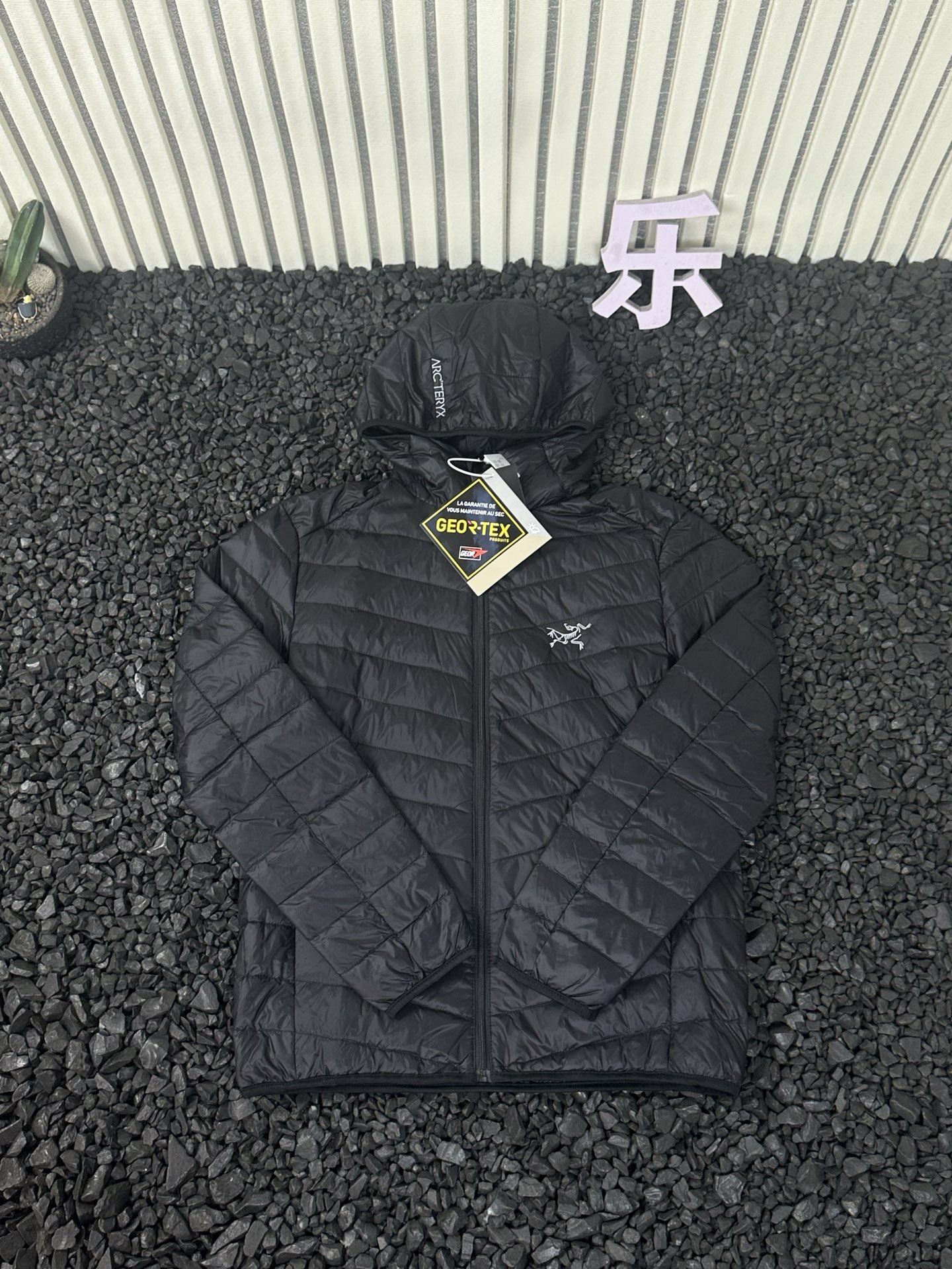 供货价:110💰『轻薄羽绒服』独家贸易款,适宜当季温度,真实采用鸭绒填充,原包装+原吊牌
- 原单品质 ARC'TERYX/始祖鸟 秋冬系列经典款排骨架型连帽户外轻羽绒夹克 -

  这款羽绒服，是海外版，国内旗舰店是没有发售的，只能代购才可以买到，对于排骨架这种轻量行羽绒服，每年是最受爱的，在南方的很多地方，冬天都特别实用，便捷，开车 办公，出行，随身不臃肿，简单立正 ！内里填充的是优质鸭绒，外边面料是防风的纤维材质，简约大方 ！

颜色：黑色 灰色
尺码：M-4XL
      肩宽  1/2胸围  袖长  袖口  后中长  建议体重
M：   44	  55	  62	9      64	  90-105
L：    46	  58	  63	9.5	   66	 105-125
XL：  48	  61	       65	10	   68	 125-150
2XL：50	  64	  66	11	   70	 150-175
3XL：52	  67	  67	11	   71	175-200
单位:CM	温馨提示:以上数据均为平铺手工测量，误差在1-3CM属于正常范围，请您谅解	
建议尺码仅供参考，如果有疑问可联系在线客服!排骨 连帽 羽绒服