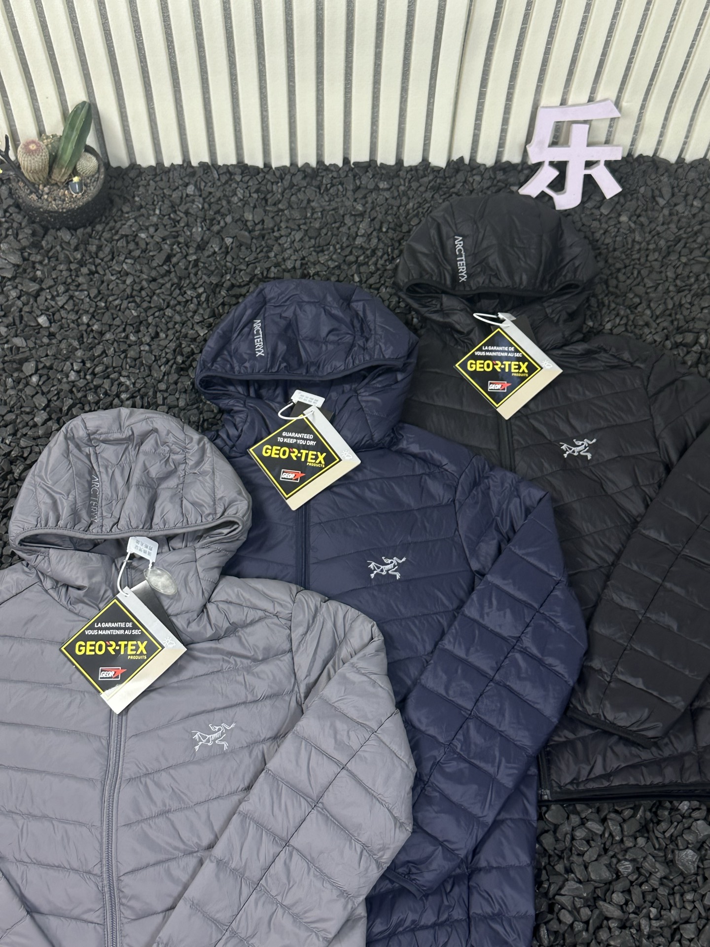 供货价:110💰『轻薄羽绒服』独家贸易款,适宜当季温度,真实采用鸭绒填充,原包装+原吊牌
- 原单品质 ARC'TERYX/始祖鸟 秋冬系列经典款排骨架型连帽户外轻羽绒夹克 -

  这款羽绒服，是海外版，国内旗舰店是没有发售的，只能代购才可以买到，对于排骨架这种轻量行羽绒服，每年是最受爱的，在南方的很多地方，冬天都特别实用，便捷，开车 办公，出行，随身不臃肿，简单立正 ！内里填充的是优质鸭绒，外边面料是防风的纤维材质，简约大方 ！

颜色：黑色 灰色
尺码：M-4XL
      肩宽  1/2胸围  袖长  袖口  后中长  建议体重
M：   44	  55	  62	9      64	  90-105
L：    46	  58	  63	9.5	   66	 105-125
XL：  48	  61	       65	10	   68	 125-150
2XL：50	  64	  66	11	   70	 150-175
3XL：52	  67	  67	11	   71	175-200
单位:CM	温馨提示:以上数据均为平铺手工测量，误差在1-3CM属于正常范围，请您谅解	
建议尺码仅供参考，如果有疑问可联系在线客服!排骨 连帽 羽绒服