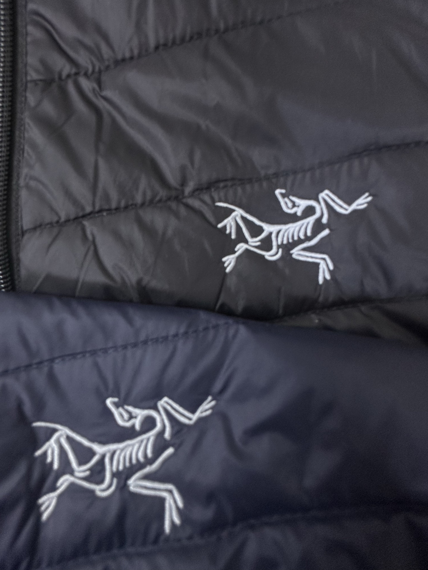 供货价:110💰『轻薄羽绒服』独家贸易款,适宜当季温度,真实采用鸭绒填充,原包装+原吊牌
- 原单品质 ARC'TERYX/始祖鸟 秋冬系列经典款排骨架型连帽户外轻羽绒夹克 -

  这款羽绒服，是海外版，国内旗舰店是没有发售的，只能代购才可以买到，对于排骨架这种轻量行羽绒服，每年是最受爱的，在南方的很多地方，冬天都特别实用，便捷，开车 办公，出行，随身不臃肿，简单立正 ！内里填充的是优质鸭绒，外边面料是防风的纤维材质，简约大方 ！

颜色：黑色 灰色
尺码：M-4XL
      肩宽  1/2胸围  袖长  袖口  后中长  建议体重
M：   44	  55	  62	9      64	  90-105
L：    46	  58	  63	9.5	   66	 105-125
XL：  48	  61	       65	10	   68	 125-150
2XL：50	  64	  66	11	   70	 150-175
3XL：52	  67	  67	11	   71	175-200
单位:CM	温馨提示:以上数据均为平铺手工测量，误差在1-3CM属于正常范围，请您谅解	
建议尺码仅供参考，如果有疑问可联系在线客服!排骨 连帽 羽绒服