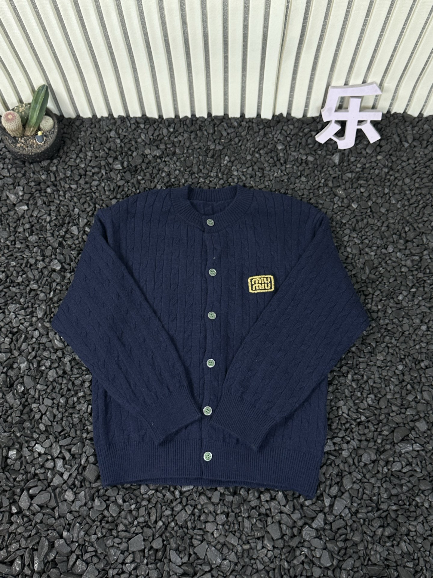 💰135  
- MIUMIU缪缪 25ss秋冬新品女士坑条半拉链毛衣温柔系氛围感单品 -

   精选软糯混纺面料，亲肤不扎身，坑条肌理自带慵懒松弛感，圆领纽扣开衫领口设计既能修饰脖颈线条又方便穿脱，胸前标志性miu系小标低调彰显质感！
四色齐发都是不挑人的高级色系，日常搭配牛仔裤、西装裤或半裙都能轻松出片，不管是通勤还是休闲约会都适配，版型宽松不臃肿，藏肉显瘦同时还能叠穿内搭，这个冬天用一件温柔毛衣锁住温暖与时髦，喜欢的宝子别犹豫，早穿早美~

颜色：黑色 藏青色 天蓝色 红色
尺码：M-3XL
       衣长  胸围   袖长  建议体重  
M    60     50     70     100-120
L      62     52     71     120-140
XL    64    54     72      140-160
XXL  66   56     73       160-180
3XL  68   68     74       180-200