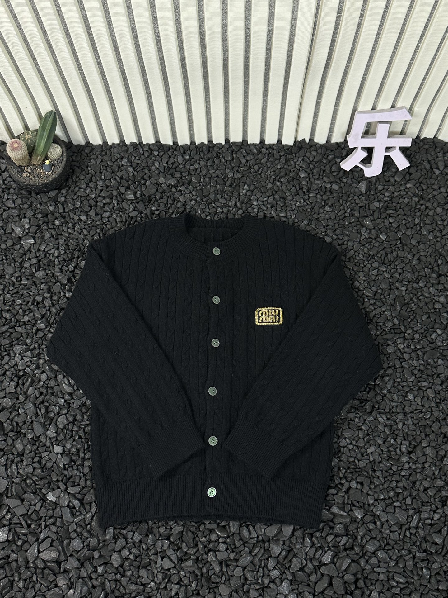 💰135  
- MIUMIU缪缪 25ss秋冬新品女士坑条半拉链毛衣温柔系氛围感单品 -

   精选软糯混纺面料，亲肤不扎身，坑条肌理自带慵懒松弛感，圆领纽扣开衫领口设计既能修饰脖颈线条又方便穿脱，胸前标志性miu系小标低调彰显质感！
四色齐发都是不挑人的高级色系，日常搭配牛仔裤、西装裤或半裙都能轻松出片，不管是通勤还是休闲约会都适配，版型宽松不臃肿，藏肉显瘦同时还能叠穿内搭，这个冬天用一件温柔毛衣锁住温暖与时髦，喜欢的宝子别犹豫，早穿早美~

颜色：黑色 藏青色 天蓝色 红色
尺码：M-3XL
       衣长  胸围   袖长  建议体重  
M    60     50     70     100-120
L      62     52     71     120-140
XL    64    54     72      140-160
XXL  66   56     73       160-180
3XL  68   68     74       180-200