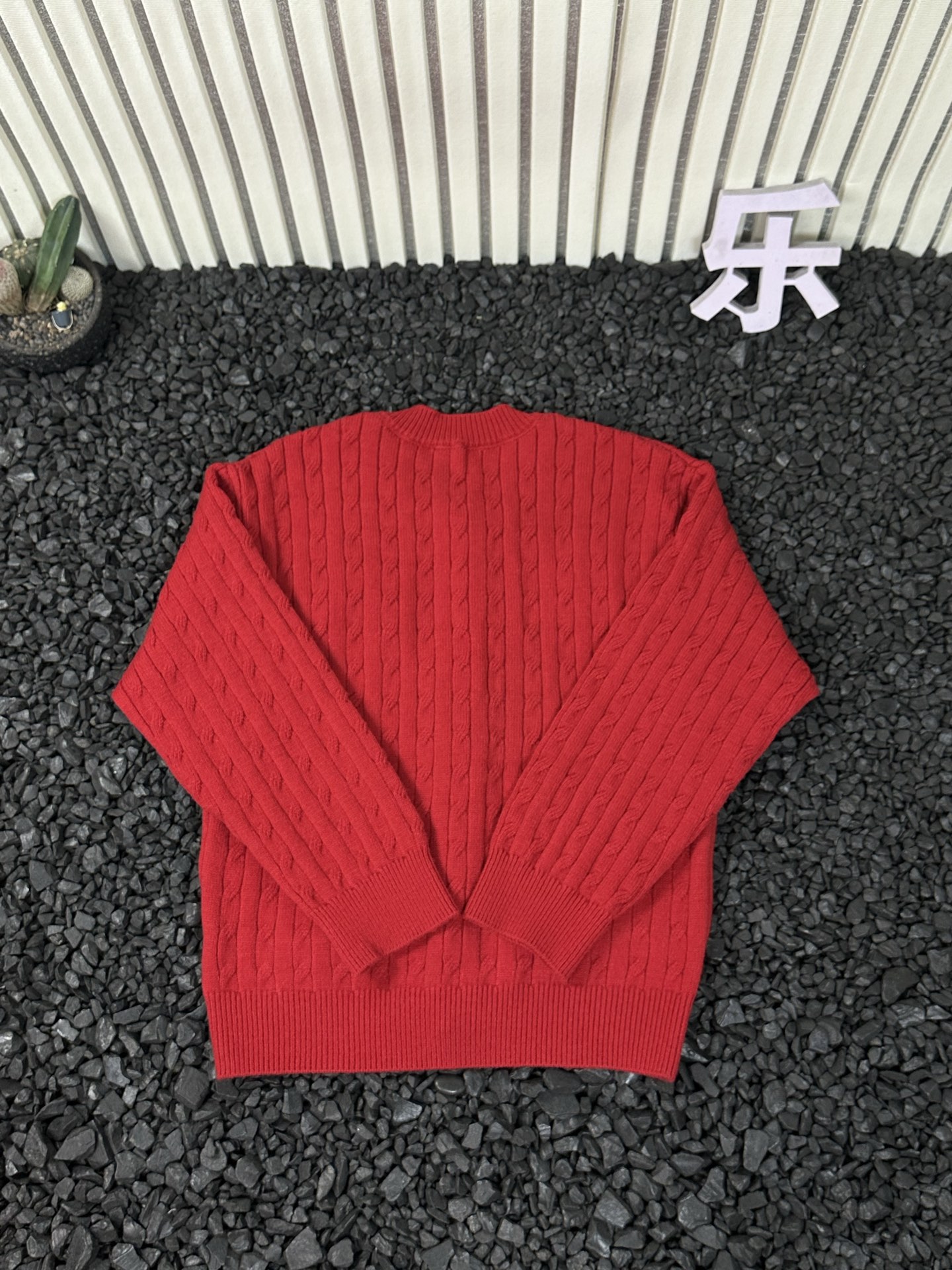 💰135  
- MIUMIU缪缪 25ss秋冬新品女士坑条半拉链毛衣温柔系氛围感单品 -

   精选软糯混纺面料，亲肤不扎身，坑条肌理自带慵懒松弛感，圆领纽扣开衫领口设计既能修饰脖颈线条又方便穿脱，胸前标志性miu系小标低调彰显质感！
四色齐发都是不挑人的高级色系，日常搭配牛仔裤、西装裤或半裙都能轻松出片，不管是通勤还是休闲约会都适配，版型宽松不臃肿，藏肉显瘦同时还能叠穿内搭，这个冬天用一件温柔毛衣锁住温暖与时髦，喜欢的宝子别犹豫，早穿早美~

颜色：黑色 藏青色 天蓝色 红色
尺码：M-3XL
       衣长  胸围   袖长  建议体重  
M    60     50     70     100-120
L      62     52     71     120-140
XL    64    54     72      140-160
XXL  66   56     73       160-180
3XL  68   68     74       180-200