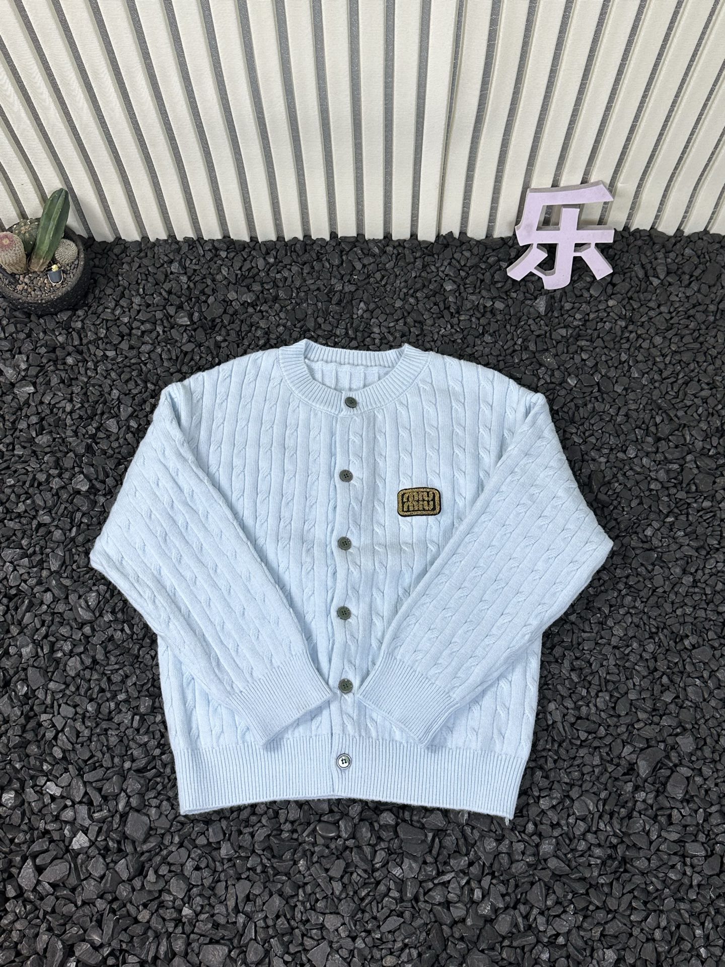 💰135  
- MIUMIU缪缪 25ss秋冬新品女士坑条半拉链毛衣温柔系氛围感单品 -

   精选软糯混纺面料，亲肤不扎身，坑条肌理自带慵懒松弛感，圆领纽扣开衫领口设计既能修饰脖颈线条又方便穿脱，胸前标志性miu系小标低调彰显质感！
四色齐发都是不挑人的高级色系，日常搭配牛仔裤、西装裤或半裙都能轻松出片，不管是通勤还是休闲约会都适配，版型宽松不臃肿，藏肉显瘦同时还能叠穿内搭，这个冬天用一件温柔毛衣锁住温暖与时髦，喜欢的宝子别犹豫，早穿早美~

颜色：黑色 藏青色 天蓝色 红色
尺码：M-3XL
       衣长  胸围   袖长  建议体重  
M    60     50     70     100-120
L      62     52     71     120-140
XL    64    54     72      140-160
XXL  66   56     73       160-180
3XL  68   68     74       180-200