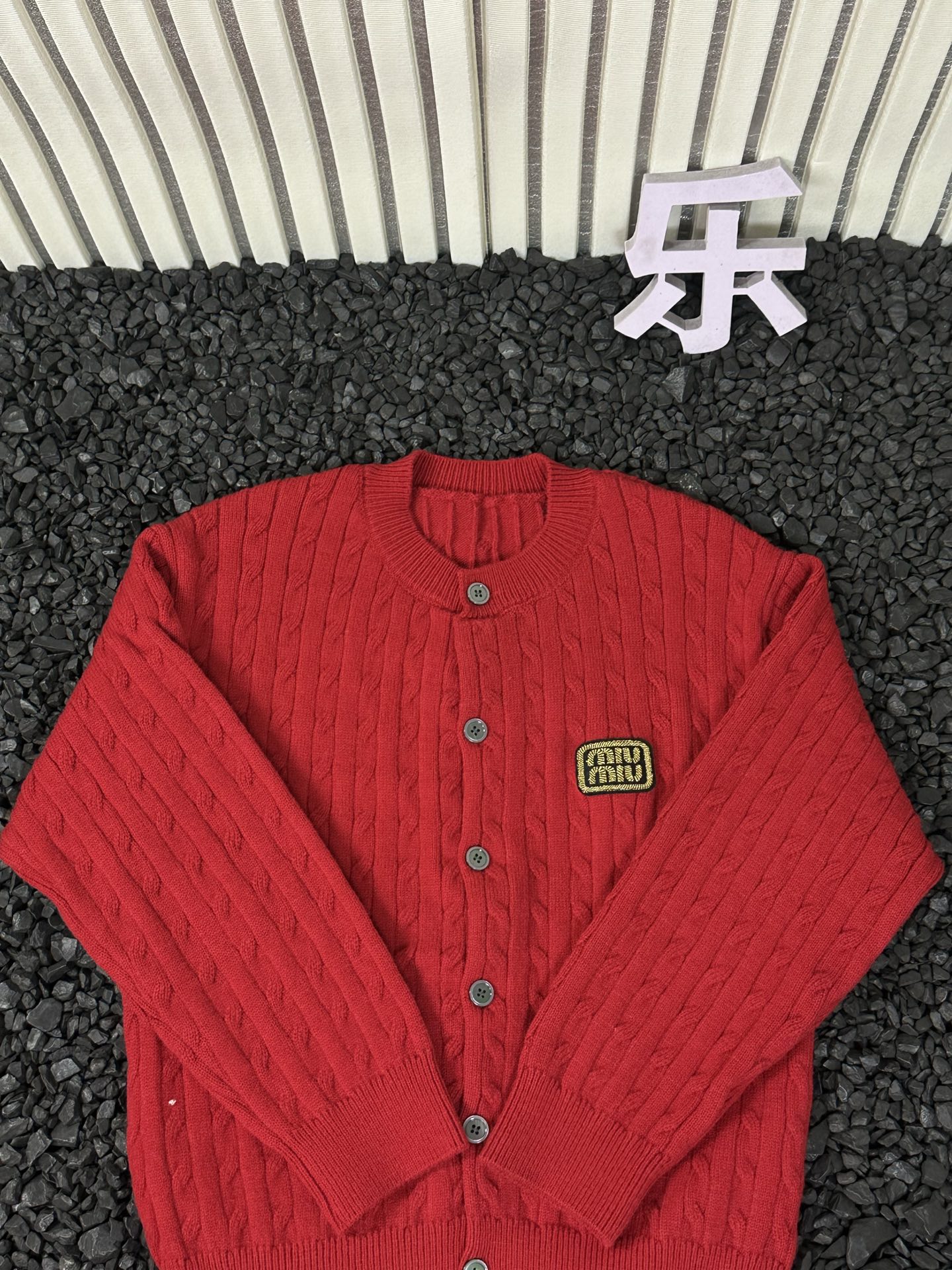 💰135  
- MIUMIU缪缪 25ss秋冬新品女士坑条半拉链毛衣温柔系氛围感单品 -

   精选软糯混纺面料，亲肤不扎身，坑条肌理自带慵懒松弛感，圆领纽扣开衫领口设计既能修饰脖颈线条又方便穿脱，胸前标志性miu系小标低调彰显质感！
四色齐发都是不挑人的高级色系，日常搭配牛仔裤、西装裤或半裙都能轻松出片，不管是通勤还是休闲约会都适配，版型宽松不臃肿，藏肉显瘦同时还能叠穿内搭，这个冬天用一件温柔毛衣锁住温暖与时髦，喜欢的宝子别犹豫，早穿早美~

颜色：黑色 藏青色 天蓝色 红色
尺码：M-3XL
       衣长  胸围   袖长  建议体重  
M    60     50     70     100-120
L      62     52     71     120-140
XL    64    54     72      140-160
XXL  66   56     73       160-180
3XL  68   68     74       180-200