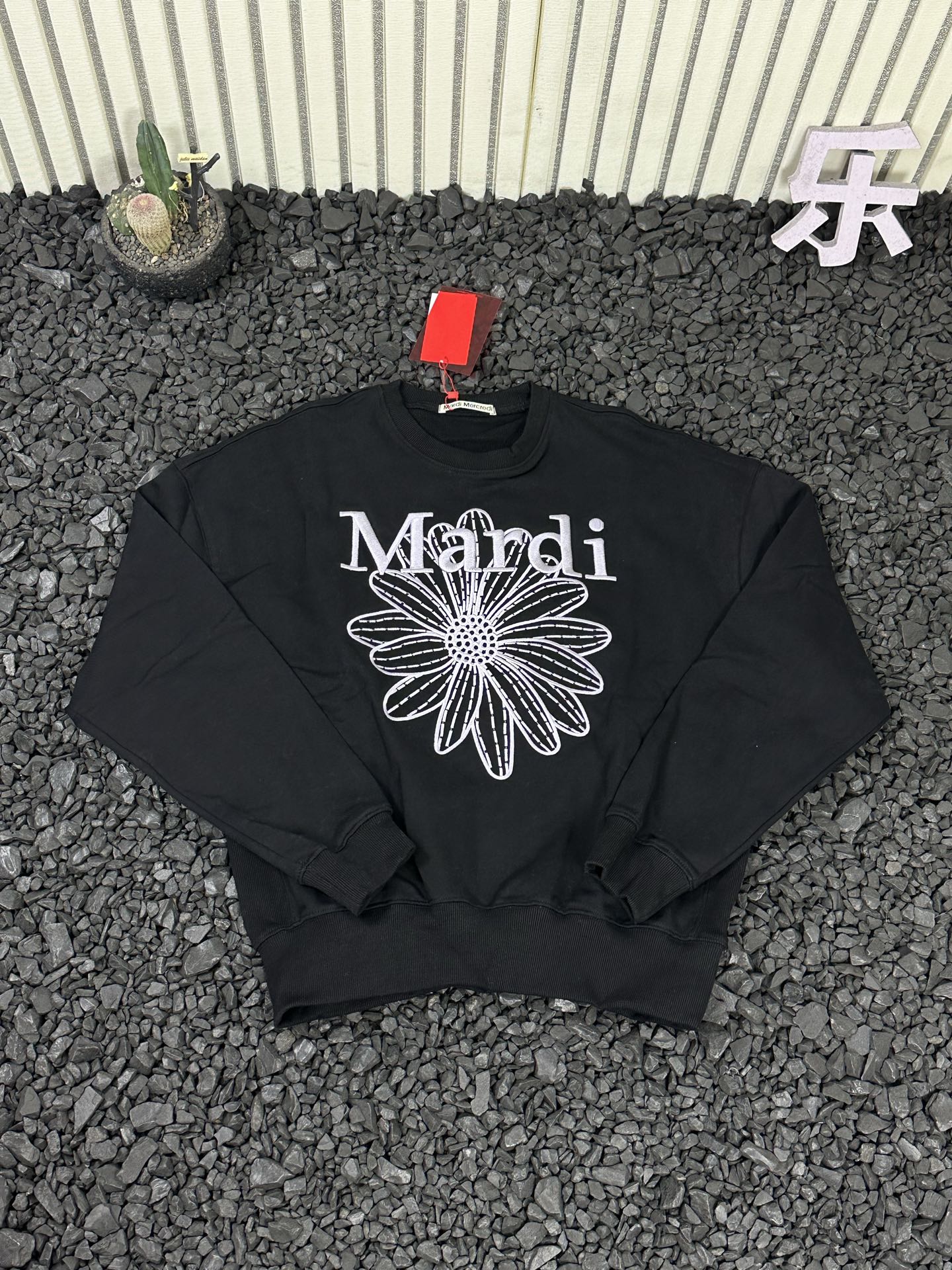 💰115
MARDI MERCREDI SS25 小雏菊刺绣花圆领套头长袖卫衣 女款

   代购版本全色系！这款Mardi卫衣真的是完美诠释了品牌核心的&ldquo;法师松弛美学&rdquo; 整体版型是经典的宽松落肩设计 但是剪裁非常考究 上身是那种恰到好处的宽松 既藏肉显瘦 又不会显得臃肿！真的好穿又好搭 周末出去旅游和聚会都是超好穿的～
绣花是亮点，进口田岛绣花机高密度绣花，刺绣饱满，不连针、不断针，展现出极高的工艺水准！！加粗加厚针数足一般通货绣花做不好 ！！
采用原版380克重纯棉毛圈面料 配套同缸定染罗纹 原版1：1开模打版！所有细节及面料都完美还原 能看见不能看见的都细节满满 超顶级版本！全套吊牌水洗！拒绝烂大街不对版通货！（绝对不是吹，可随意拿去对比）

颜色：23色（全色系 下单圈图）
尺码：韩版均码
肩宽62   胸围130   袖长54   衣长63
（推荐体重80-140斤左右）