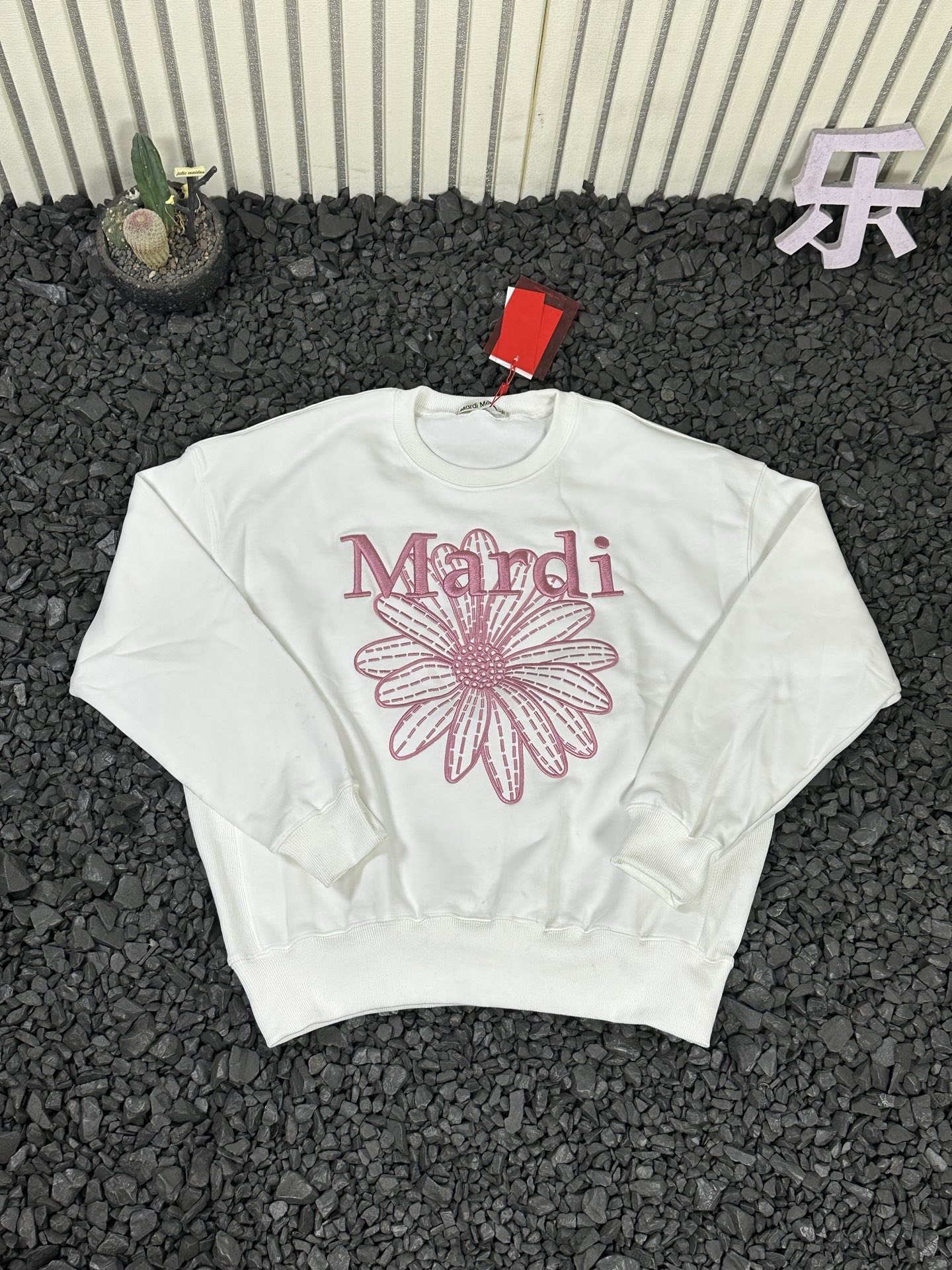 💰115
MARDI MERCREDI SS25 小雏菊刺绣花圆领套头长袖卫衣 女款

   代购版本全色系！这款Mardi卫衣真的是完美诠释了品牌核心的&ldquo;法师松弛美学&rdquo; 整体版型是经典的宽松落肩设计 但是剪裁非常考究 上身是那种恰到好处的宽松 既藏肉显瘦 又不会显得臃肿！真的好穿又好搭 周末出去旅游和聚会都是超好穿的～
绣花是亮点，进口田岛绣花机高密度绣花，刺绣饱满，不连针、不断针，展现出极高的工艺水准！！加粗加厚针数足一般通货绣花做不好 ！！
采用原版380克重纯棉毛圈面料 配套同缸定染罗纹 原版1：1开模打版！所有细节及面料都完美还原 能看见不能看见的都细节满满 超顶级版本！全套吊牌水洗！拒绝烂大街不对版通货！（绝对不是吹，可随意拿去对比）

颜色：23色（全色系 下单圈图）
尺码：韩版均码
肩宽62   胸围130   袖长54   衣长63
（推荐体重80-140斤左右）