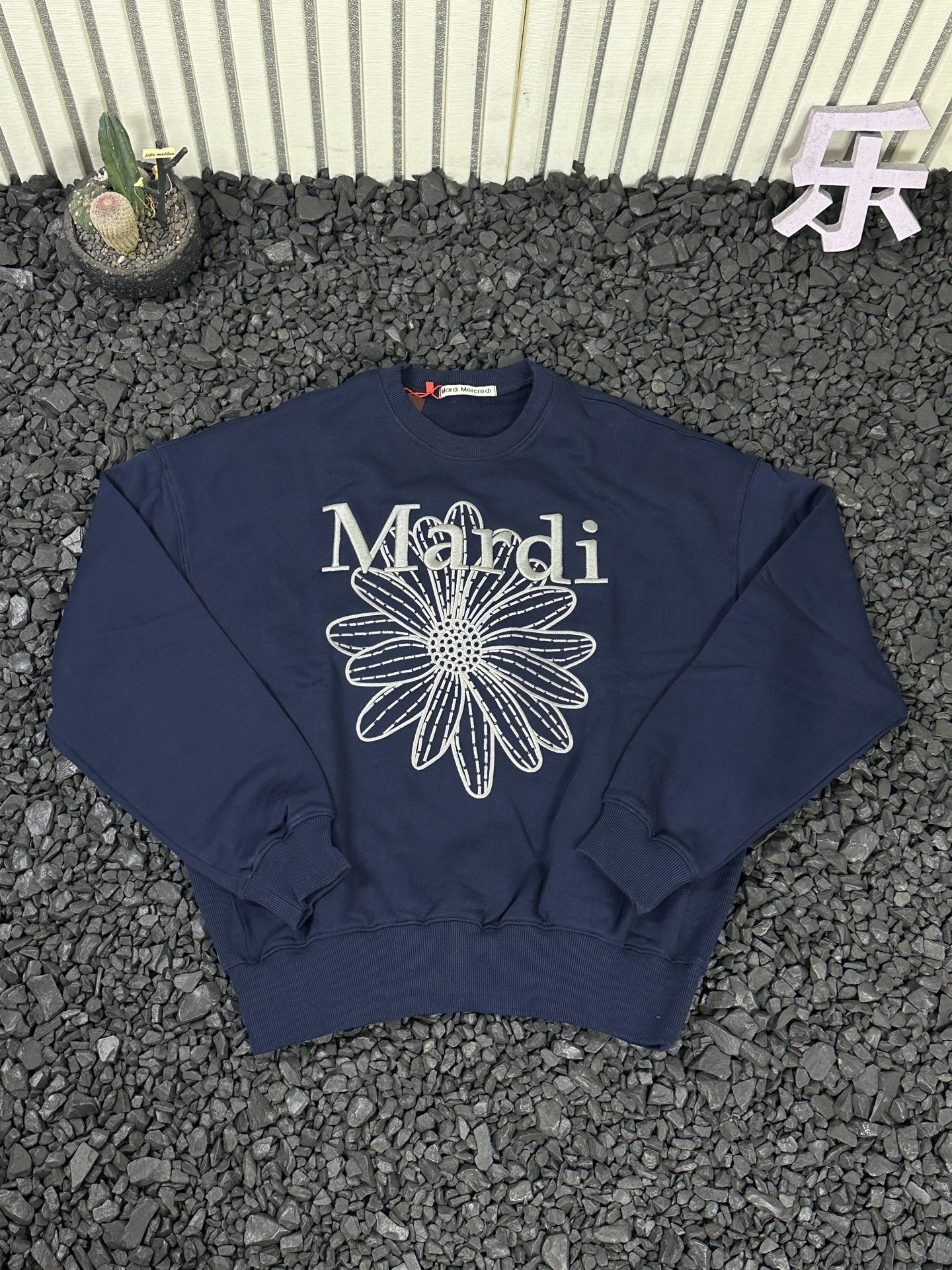 💰115
MARDI MERCREDI SS25 小雏菊刺绣花圆领套头长袖卫衣 女款

   代购版本全色系！这款Mardi卫衣真的是完美诠释了品牌核心的&ldquo;法师松弛美学&rdquo; 整体版型是经典的宽松落肩设计 但是剪裁非常考究 上身是那种恰到好处的宽松 既藏肉显瘦 又不会显得臃肿！真的好穿又好搭 周末出去旅游和聚会都是超好穿的～
绣花是亮点，进口田岛绣花机高密度绣花，刺绣饱满，不连针、不断针，展现出极高的工艺水准！！加粗加厚针数足一般通货绣花做不好 ！！
采用原版380克重纯棉毛圈面料 配套同缸定染罗纹 原版1：1开模打版！所有细节及面料都完美还原 能看见不能看见的都细节满满 超顶级版本！全套吊牌水洗！拒绝烂大街不对版通货！（绝对不是吹，可随意拿去对比）

颜色：23色（全色系 下单圈图）
尺码：韩版均码
肩宽62   胸围130   袖长54   衣长63
（推荐体重80-140斤左右）