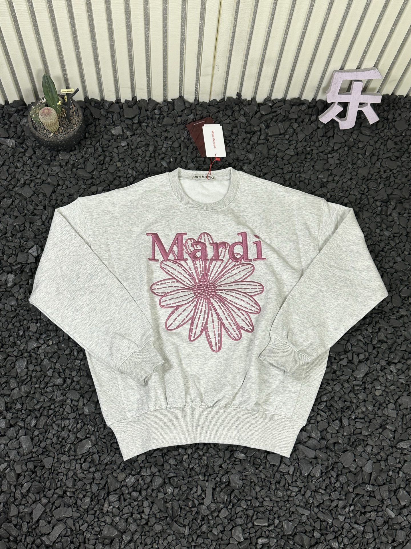 💰115
MARDI MERCREDI SS25 小雏菊刺绣花圆领套头长袖卫衣 女款

   代购版本全色系！这款Mardi卫衣真的是完美诠释了品牌核心的&ldquo;法师松弛美学&rdquo; 整体版型是经典的宽松落肩设计 但是剪裁非常考究 上身是那种恰到好处的宽松 既藏肉显瘦 又不会显得臃肿！真的好穿又好搭 周末出去旅游和聚会都是超好穿的～
绣花是亮点，进口田岛绣花机高密度绣花，刺绣饱满，不连针、不断针，展现出极高的工艺水准！！加粗加厚针数足一般通货绣花做不好 ！！
采用原版380克重纯棉毛圈面料 配套同缸定染罗纹 原版1：1开模打版！所有细节及面料都完美还原 能看见不能看见的都细节满满 超顶级版本！全套吊牌水洗！拒绝烂大街不对版通货！（绝对不是吹，可随意拿去对比）

颜色：23色（全色系 下单圈图）
尺码：韩版均码
肩宽62   胸围130   袖长54   衣长63
（推荐体重80-140斤左右）