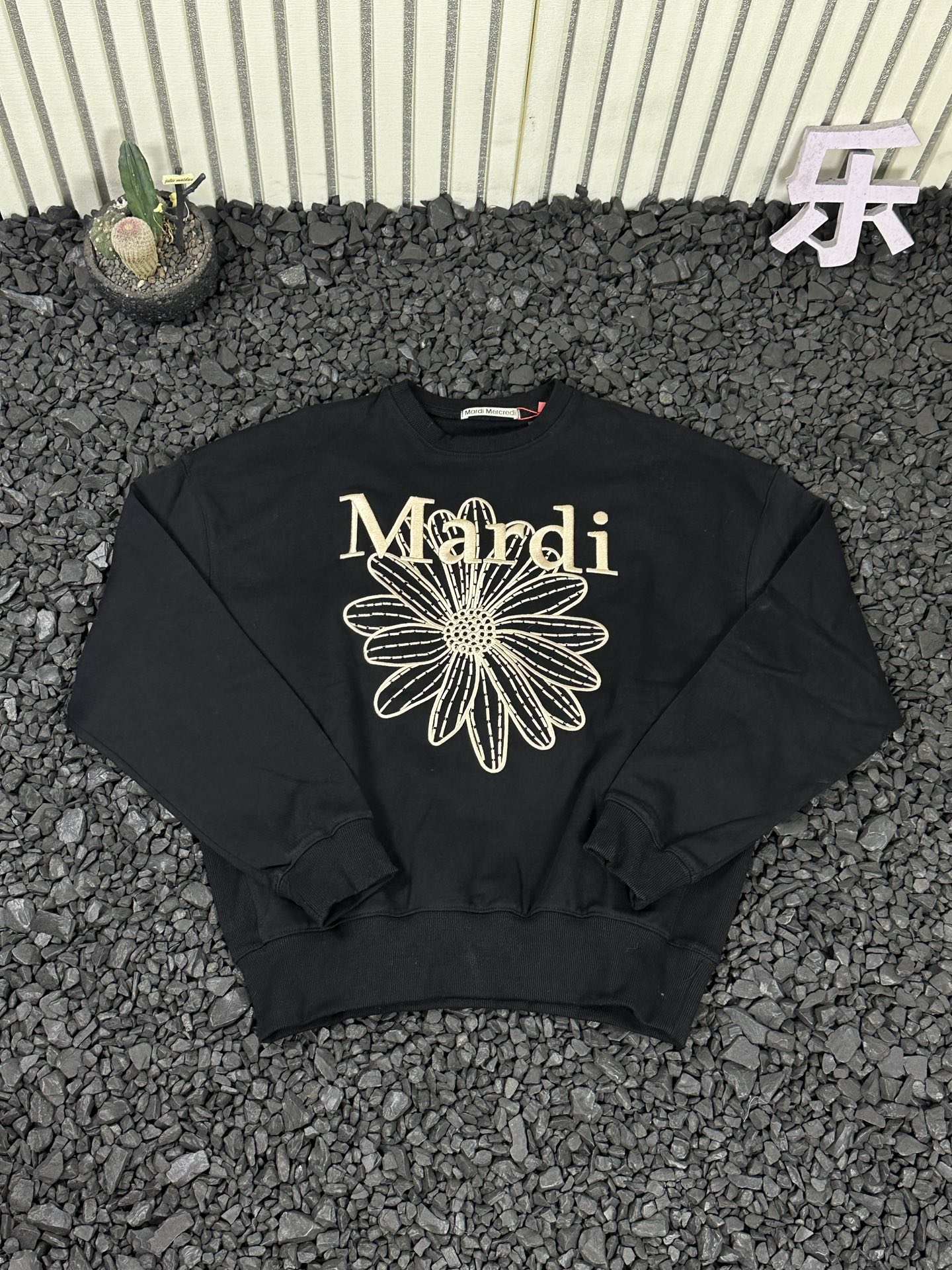 💰115
MARDI MERCREDI SS25 小雏菊刺绣花圆领套头长袖卫衣 女款

   代购版本全色系！这款Mardi卫衣真的是完美诠释了品牌核心的&ldquo;法师松弛美学&rdquo; 整体版型是经典的宽松落肩设计 但是剪裁非常考究 上身是那种恰到好处的宽松 既藏肉显瘦 又不会显得臃肿！真的好穿又好搭 周末出去旅游和聚会都是超好穿的～
绣花是亮点，进口田岛绣花机高密度绣花，刺绣饱满，不连针、不断针，展现出极高的工艺水准！！加粗加厚针数足一般通货绣花做不好 ！！
采用原版380克重纯棉毛圈面料 配套同缸定染罗纹 原版1：1开模打版！所有细节及面料都完美还原 能看见不能看见的都细节满满 超顶级版本！全套吊牌水洗！拒绝烂大街不对版通货！（绝对不是吹，可随意拿去对比）

颜色：23色（全色系 下单圈图）
尺码：韩版均码
肩宽62   胸围130   袖长54   衣长63
（推荐体重80-140斤左右）