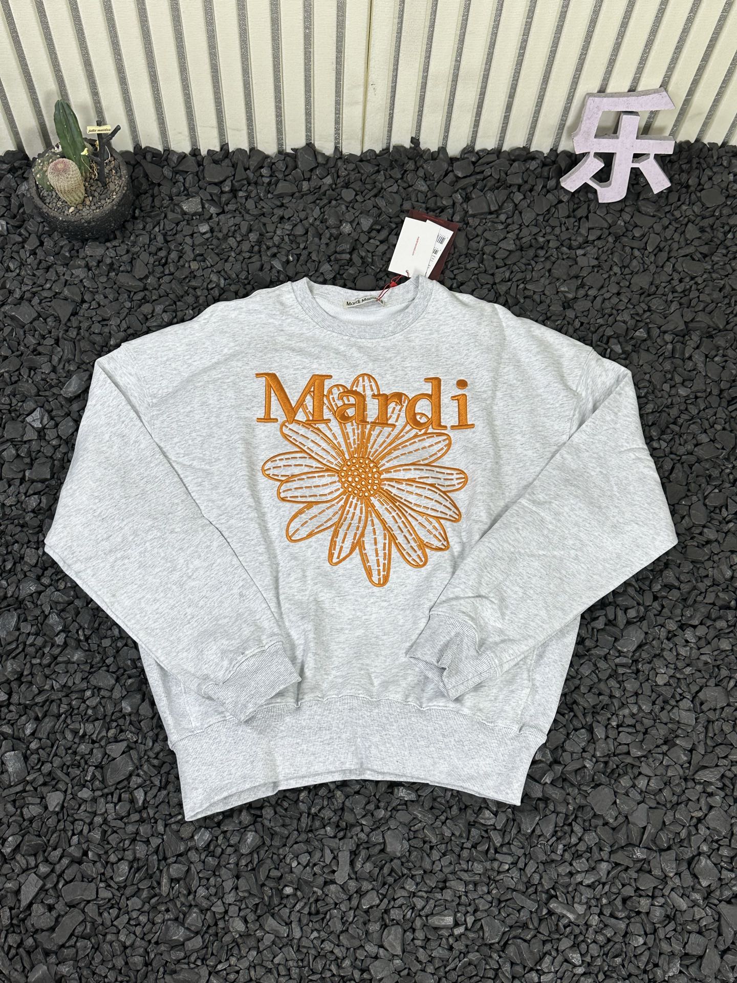 💰115
MARDI MERCREDI SS25 小雏菊刺绣花圆领套头长袖卫衣 女款

   代购版本全色系！这款Mardi卫衣真的是完美诠释了品牌核心的&ldquo;法师松弛美学&rdquo; 整体版型是经典的宽松落肩设计 但是剪裁非常考究 上身是那种恰到好处的宽松 既藏肉显瘦 又不会显得臃肿！真的好穿又好搭 周末出去旅游和聚会都是超好穿的～
绣花是亮点，进口田岛绣花机高密度绣花，刺绣饱满，不连针、不断针，展现出极高的工艺水准！！加粗加厚针数足一般通货绣花做不好 ！！
采用原版380克重纯棉毛圈面料 配套同缸定染罗纹 原版1：1开模打版！所有细节及面料都完美还原 能看见不能看见的都细节满满 超顶级版本！全套吊牌水洗！拒绝烂大街不对版通货！（绝对不是吹，可随意拿去对比）

颜色：23色（全色系 下单圈图）
尺码：韩版均码
肩宽62   胸围130   袖长54   衣长63
（推荐体重80-140斤左右）