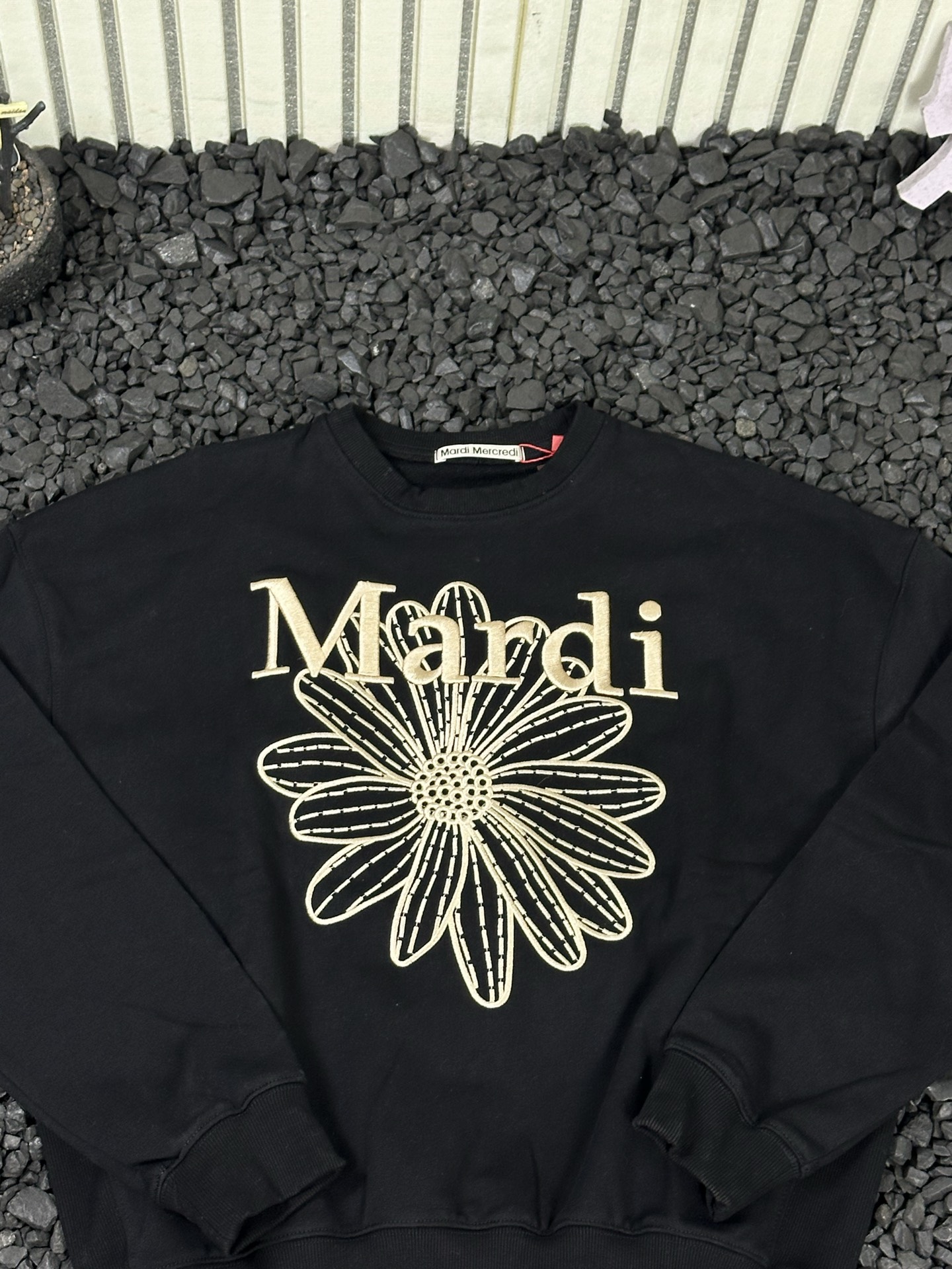 💰115
MARDI MERCREDI SS25 小雏菊刺绣花圆领套头长袖卫衣 女款

   代购版本全色系！这款Mardi卫衣真的是完美诠释了品牌核心的&ldquo;法师松弛美学&rdquo; 整体版型是经典的宽松落肩设计 但是剪裁非常考究 上身是那种恰到好处的宽松 既藏肉显瘦 又不会显得臃肿！真的好穿又好搭 周末出去旅游和聚会都是超好穿的～
绣花是亮点，进口田岛绣花机高密度绣花，刺绣饱满，不连针、不断针，展现出极高的工艺水准！！加粗加厚针数足一般通货绣花做不好 ！！
采用原版380克重纯棉毛圈面料 配套同缸定染罗纹 原版1：1开模打版！所有细节及面料都完美还原 能看见不能看见的都细节满满 超顶级版本！全套吊牌水洗！拒绝烂大街不对版通货！（绝对不是吹，可随意拿去对比）

颜色：23色（全色系 下单圈图）
尺码：韩版均码
肩宽62   胸围130   袖长54   衣长63
（推荐体重80-140斤左右）