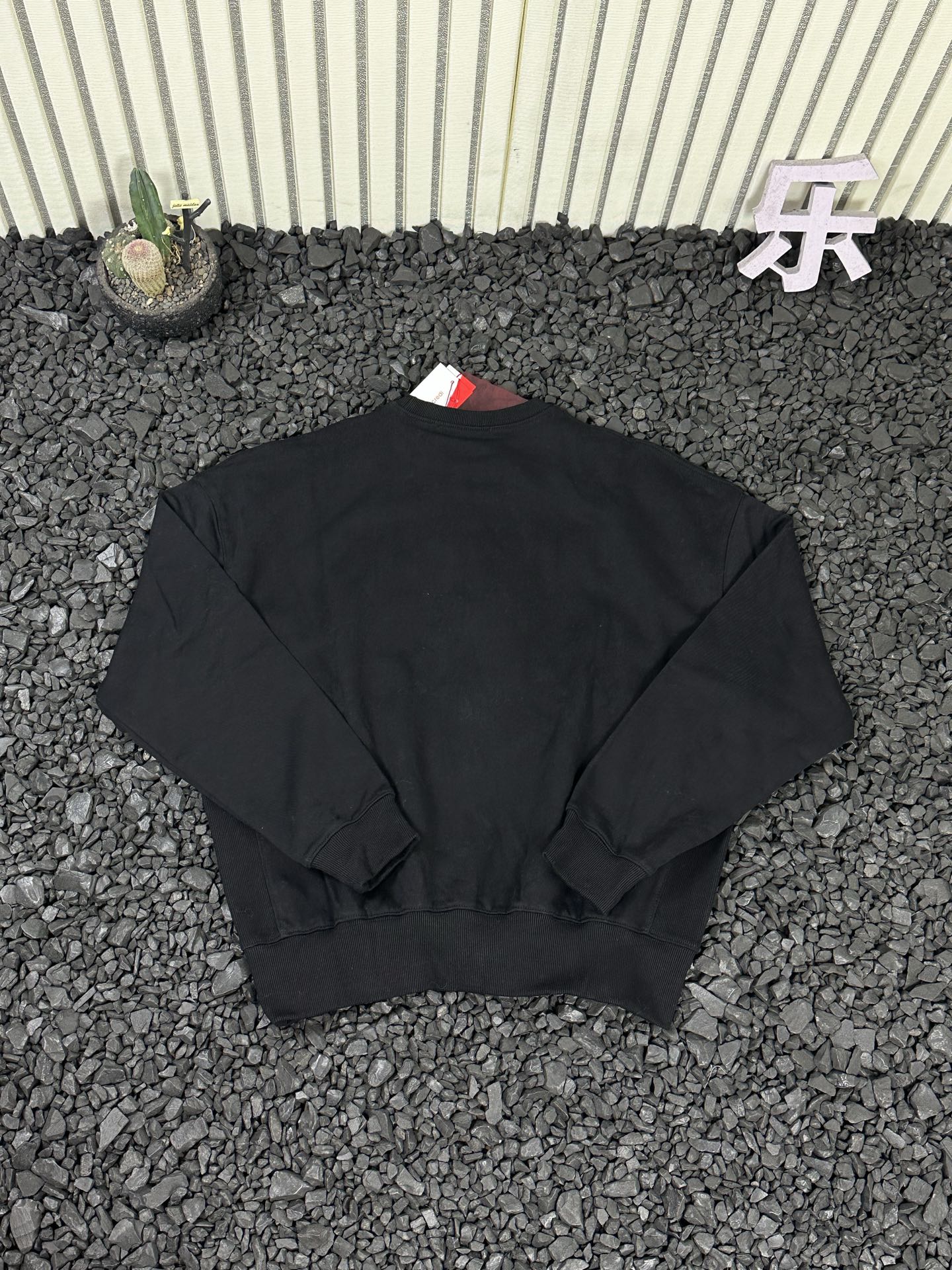 💰115
MARDI MERCREDI SS25 小雏菊刺绣花圆领套头长袖卫衣 女款

   代购版本全色系！这款Mardi卫衣真的是完美诠释了品牌核心的&ldquo;法师松弛美学&rdquo; 整体版型是经典的宽松落肩设计 但是剪裁非常考究 上身是那种恰到好处的宽松 既藏肉显瘦 又不会显得臃肿！真的好穿又好搭 周末出去旅游和聚会都是超好穿的～
绣花是亮点，进口田岛绣花机高密度绣花，刺绣饱满，不连针、不断针，展现出极高的工艺水准！！加粗加厚针数足一般通货绣花做不好 ！！
采用原版380克重纯棉毛圈面料 配套同缸定染罗纹 原版1：1开模打版！所有细节及面料都完美还原 能看见不能看见的都细节满满 超顶级版本！全套吊牌水洗！拒绝烂大街不对版通货！（绝对不是吹，可随意拿去对比）

颜色：23色（全色系 下单圈图）
尺码：韩版均码
肩宽62   胸围130   袖长54   衣长63
（推荐体重80-140斤左右）