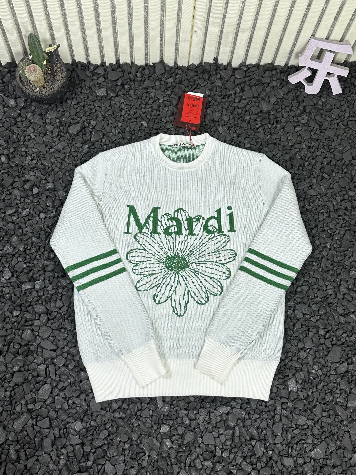 💰110
- MARDI MERCREDI SS25 韩系秋冬三条杆圆领针织落肩长袖加厚款毛衣 男女款 -

  金高银同款热门款式！秋冬季节你需要一件好毛衣！！热门全系列出货！！
原版一致定制定染纱线，定制毛料超级柔软贴肤！外穿内搭皆可、超适合叠穿的毛衣！推荐搭配衬衫短裙学院风满满无敌减龄！胸前进口提花机提花！男女同款版型，宽松不挑身材，包容各种身形！
全套吊牌水洗辅料！区别市场不对版通货！

颜色：藏青白花 藏青棕花 黑灰色 黑粉色 白绿色 白粉色 绿色
尺码：均码
衣长65   肩宽45   胸围110   袖长62