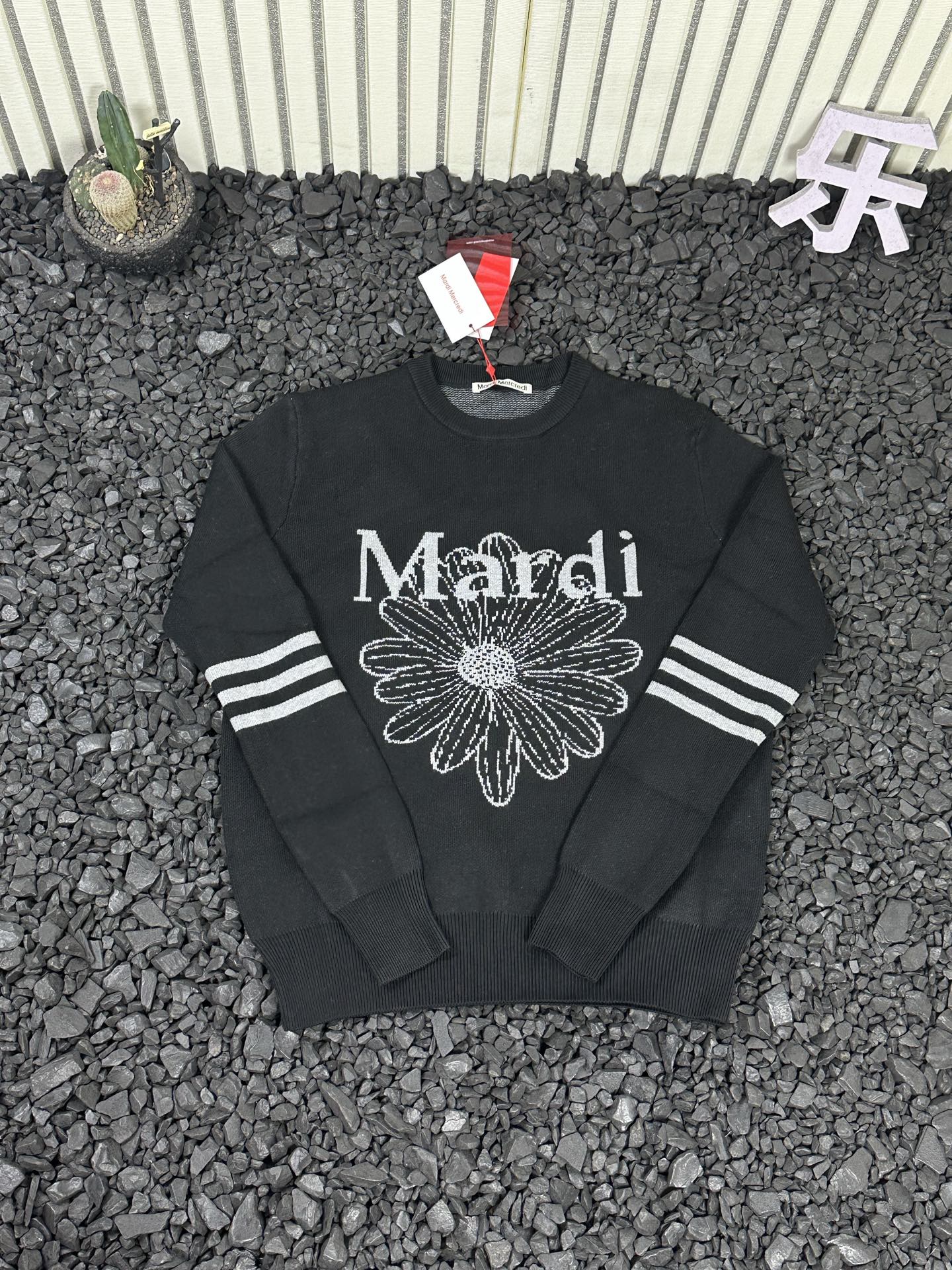 💰110
- MARDI MERCREDI SS25 韩系秋冬三条杆圆领针织落肩长袖加厚款毛衣 男女款 -

  金高银同款热门款式！秋冬季节你需要一件好毛衣！！热门全系列出货！！
原版一致定制定染纱线，定制毛料超级柔软贴肤！外穿内搭皆可、超适合叠穿的毛衣！推荐搭配衬衫短裙学院风满满无敌减龄！胸前进口提花机提花！男女同款版型，宽松不挑身材，包容各种身形！
全套吊牌水洗辅料！区别市场不对版通货！

颜色：藏青白花 藏青棕花 黑灰色 黑粉色 白绿色 白粉色 绿色
尺码：均码
衣长65   肩宽45   胸围110   袖长62