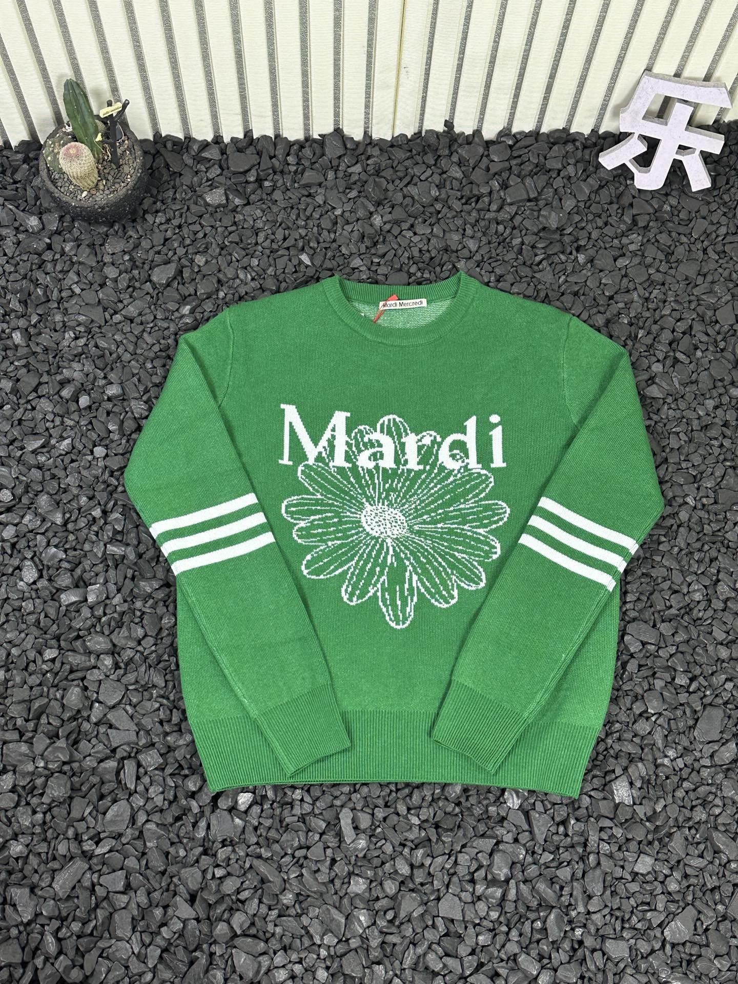 💰110
- MARDI MERCREDI SS25 韩系秋冬三条杆圆领针织落肩长袖加厚款毛衣 男女款 -

  金高银同款热门款式！秋冬季节你需要一件好毛衣！！热门全系列出货！！
原版一致定制定染纱线，定制毛料超级柔软贴肤！外穿内搭皆可、超适合叠穿的毛衣！推荐搭配衬衫短裙学院风满满无敌减龄！胸前进口提花机提花！男女同款版型，宽松不挑身材，包容各种身形！
全套吊牌水洗辅料！区别市场不对版通货！

颜色：藏青白花 藏青棕花 黑灰色 黑粉色 白绿色 白粉色 绿色
尺码：均码
衣长65   肩宽45   胸围110   袖长62