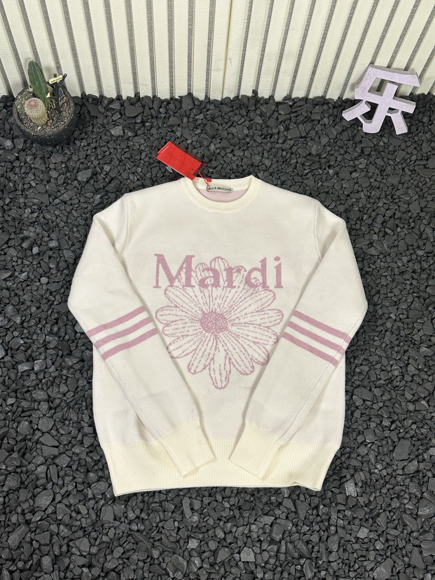 💰110
- MARDI MERCREDI SS25 韩系秋冬三条杆圆领针织落肩长袖加厚款毛衣 男女款 -

  金高银同款热门款式！秋冬季节你需要一件好毛衣！！热门全系列出货！！
原版一致定制定染纱线，定制毛料超级柔软贴肤！外穿内搭皆可、超适合叠穿的毛衣！推荐搭配衬衫短裙学院风满满无敌减龄！胸前进口提花机提花！男女同款版型，宽松不挑身材，包容各种身形！
全套吊牌水洗辅料！区别市场不对版通货！

颜色：藏青白花 藏青棕花 黑灰色 黑粉色 白绿色 白粉色 绿色
尺码：均码
衣长65   肩宽45   胸围110   袖长62