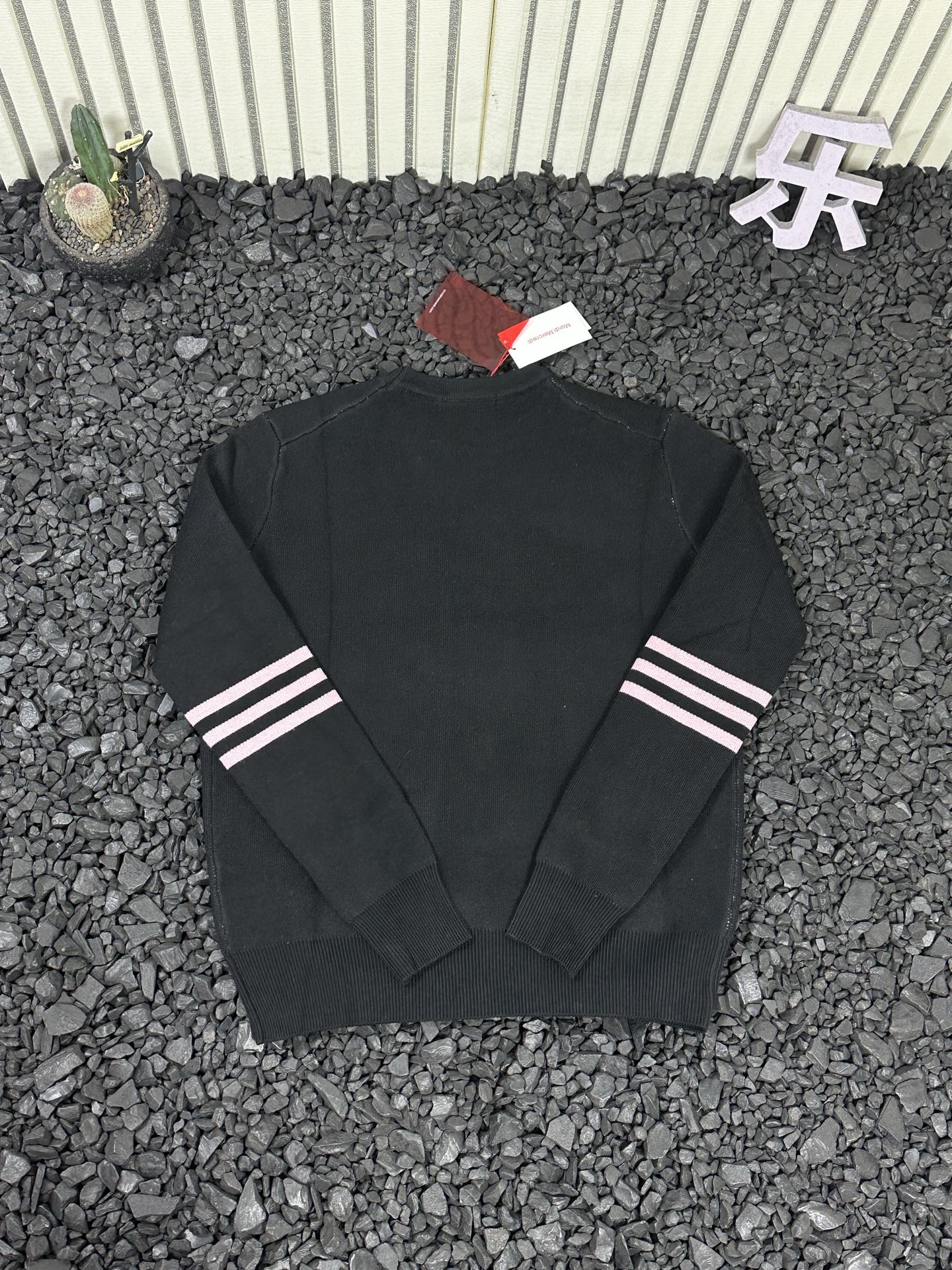 💰110
- MARDI MERCREDI SS25 韩系秋冬三条杆圆领针织落肩长袖加厚款毛衣 男女款 -

  金高银同款热门款式！秋冬季节你需要一件好毛衣！！热门全系列出货！！
原版一致定制定染纱线，定制毛料超级柔软贴肤！外穿内搭皆可、超适合叠穿的毛衣！推荐搭配衬衫短裙学院风满满无敌减龄！胸前进口提花机提花！男女同款版型，宽松不挑身材，包容各种身形！
全套吊牌水洗辅料！区别市场不对版通货！

颜色：藏青白花 藏青棕花 黑灰色 黑粉色 白绿色 白粉色 绿色
尺码：均码
衣长65   肩宽45   胸围110   袖长62