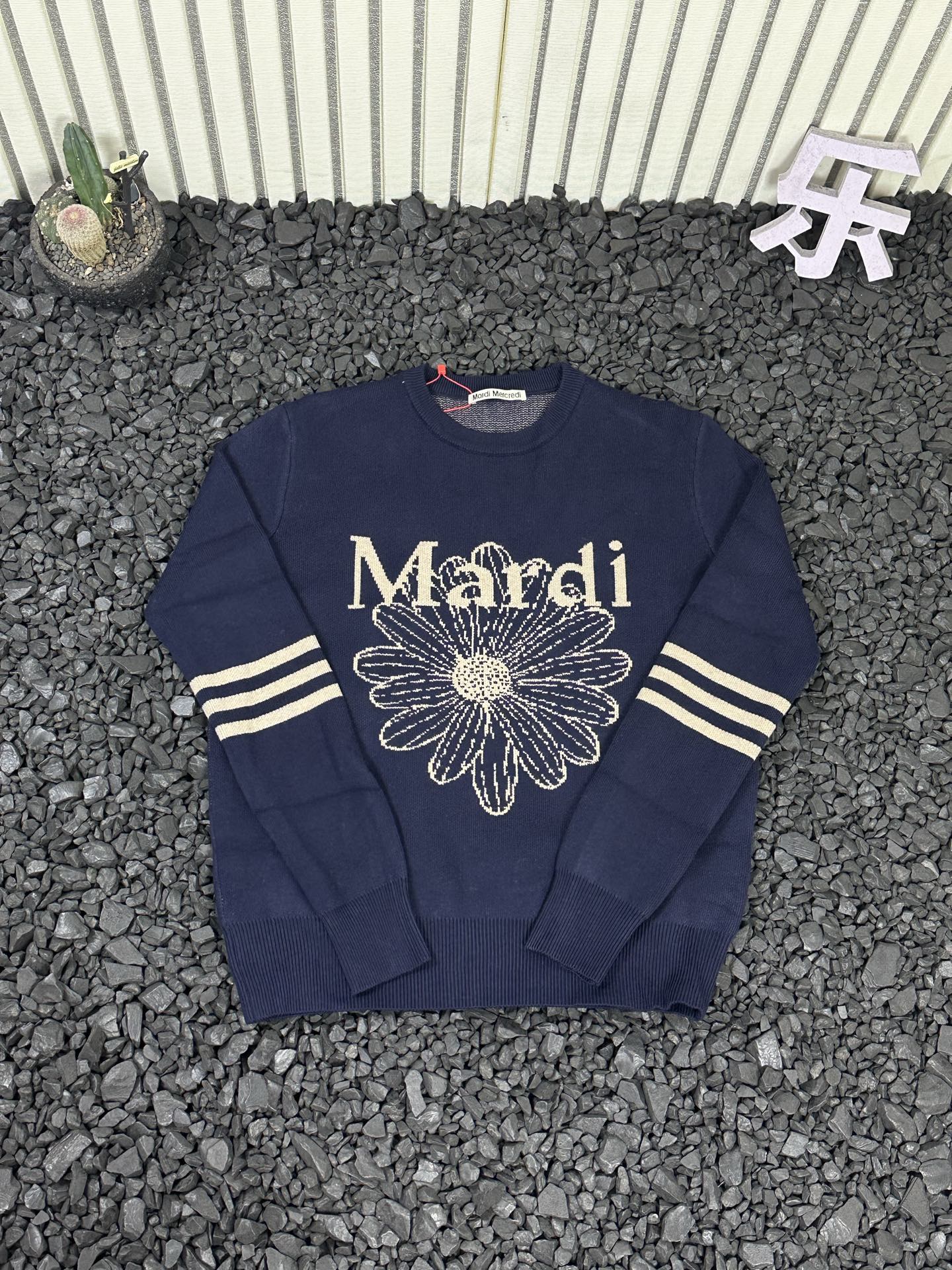 💰110
- MARDI MERCREDI SS25 韩系秋冬三条杆圆领针织落肩长袖加厚款毛衣 男女款 -

  金高银同款热门款式！秋冬季节你需要一件好毛衣！！热门全系列出货！！
原版一致定制定染纱线，定制毛料超级柔软贴肤！外穿内搭皆可、超适合叠穿的毛衣！推荐搭配衬衫短裙学院风满满无敌减龄！胸前进口提花机提花！男女同款版型，宽松不挑身材，包容各种身形！
全套吊牌水洗辅料！区别市场不对版通货！

颜色：藏青白花 藏青棕花 黑灰色 黑粉色 白绿色 白粉色 绿色
尺码：均码
衣长65   肩宽45   胸围110   袖长62